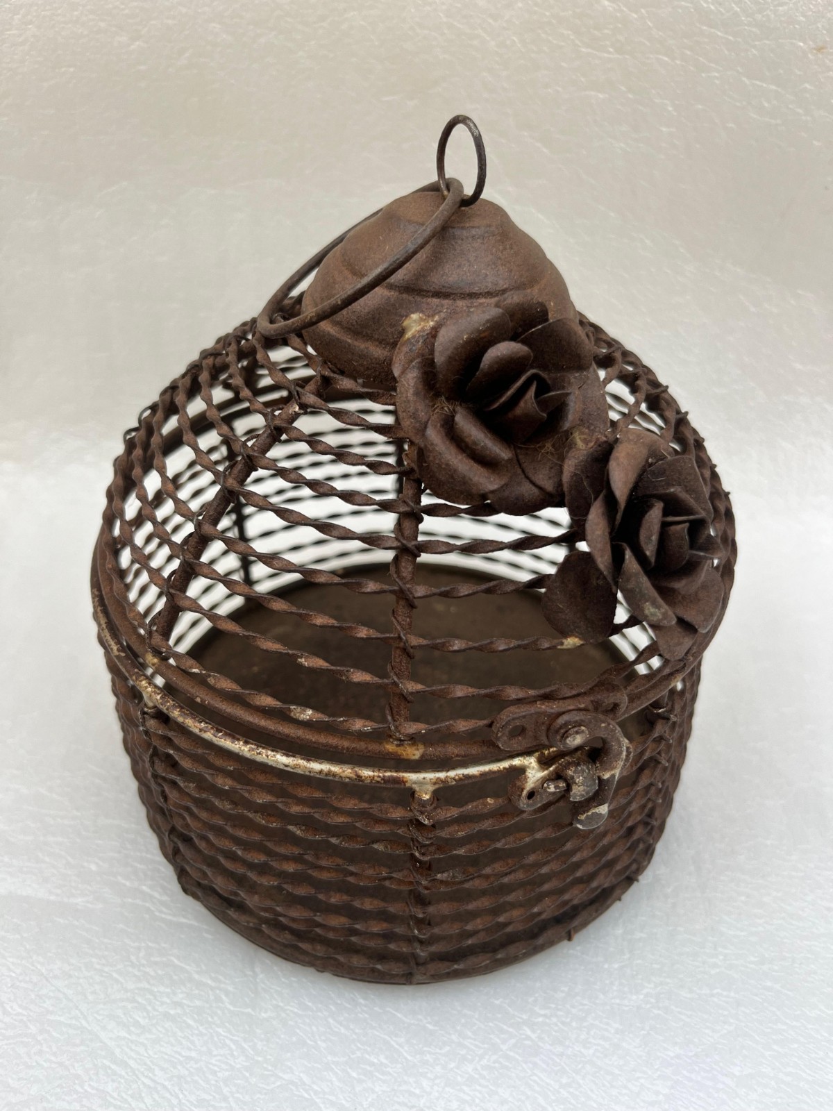 RARE VINTAGE ROYAL IRON CAGE  ROSE ROUND HUT SHAPE BOX STYLE COLLECTABLE 