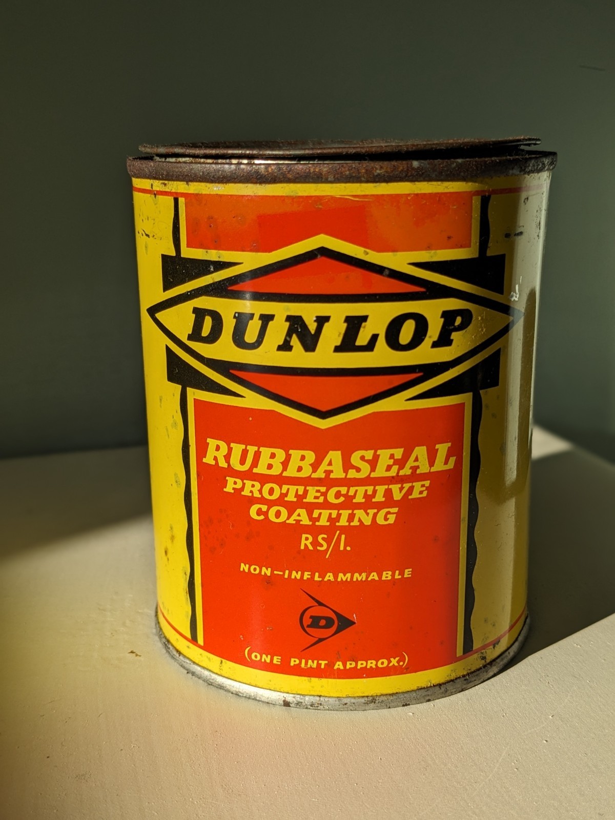 Vintage 50\'s Dunlop Rubbaseal 1 Pint Tin VG Example Vintage 50\'s Dunlop Rubbaseal 1 Pint Tin VG Example