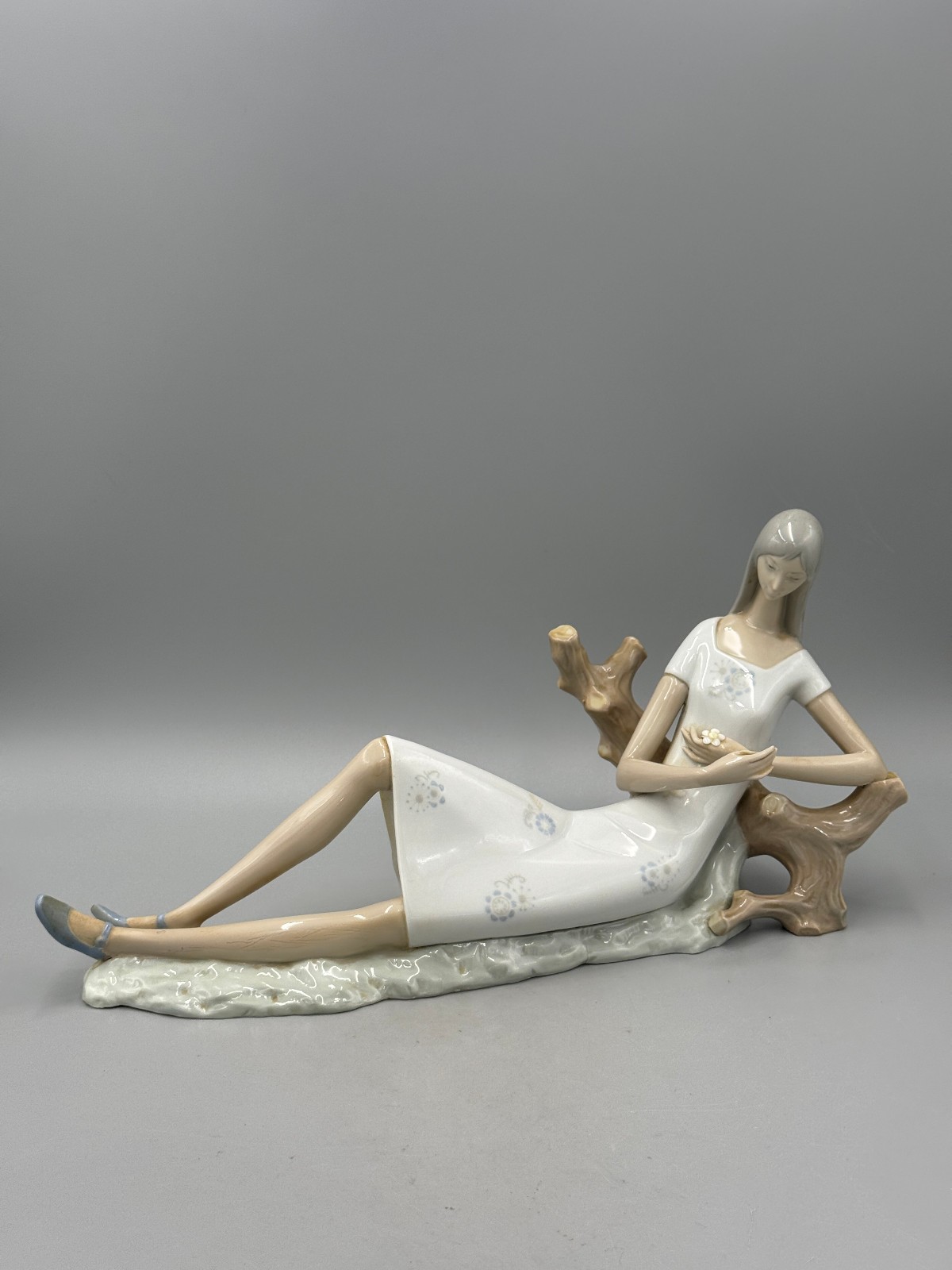 Vintage Lladro Spain Porcelain Figurine, Reclining Girl Leaning on Tree 15\'\' Vintage Lladro Spain Porcelain Figurine, Reclining Girl Leaning on Tree 15\'\'