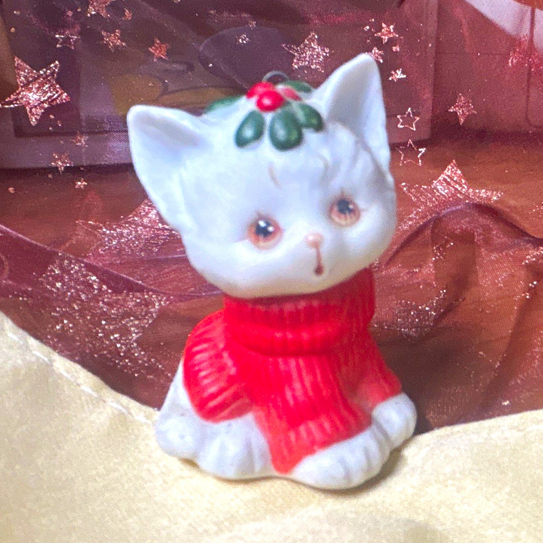 Enesco White Cat Porcelain Figurine Red Sweater with Holly Decoration Enesco White Cat Porcelain Figurine Red Sweater with Holly Decoration