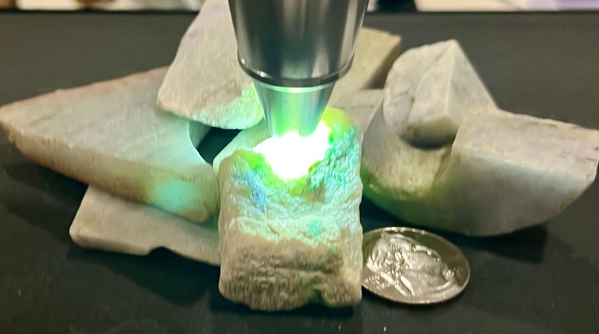 Untreated green burmese jadeite ctutings 1450ct