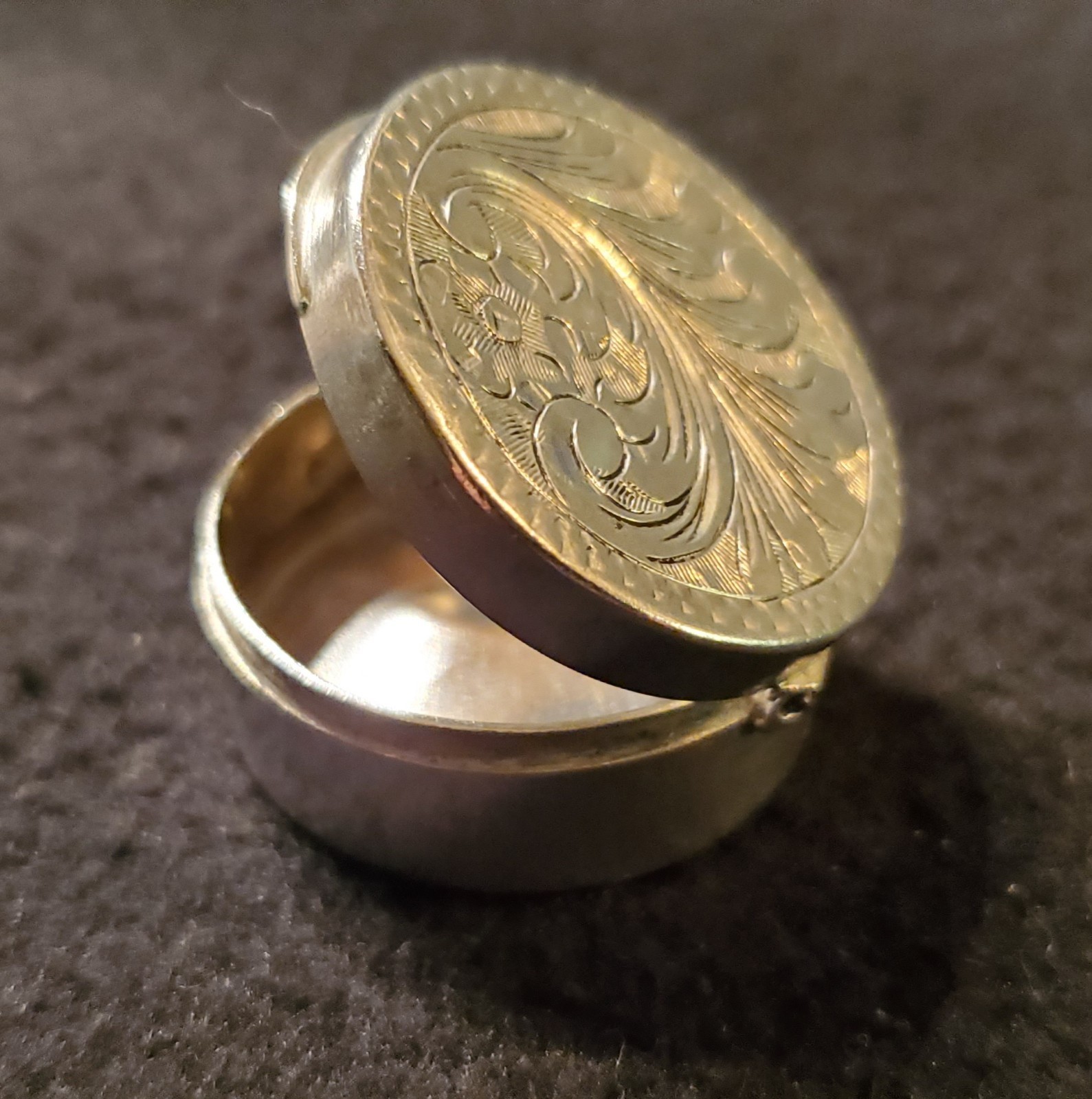 Vintage Italian 800 silver round hinged pill / snuff / trinket box, engraved