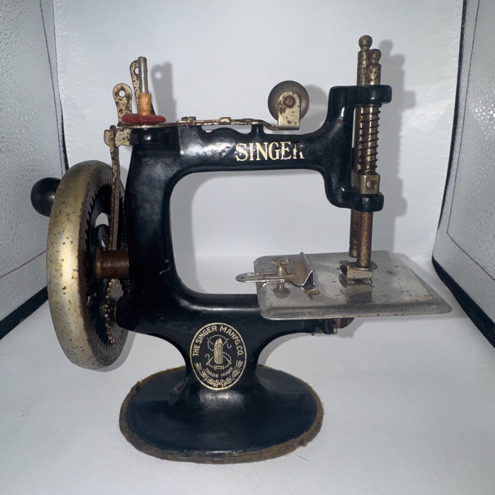 Singer Antique Child's Miniature Sewing Machine M 20 Spins Flawlessly