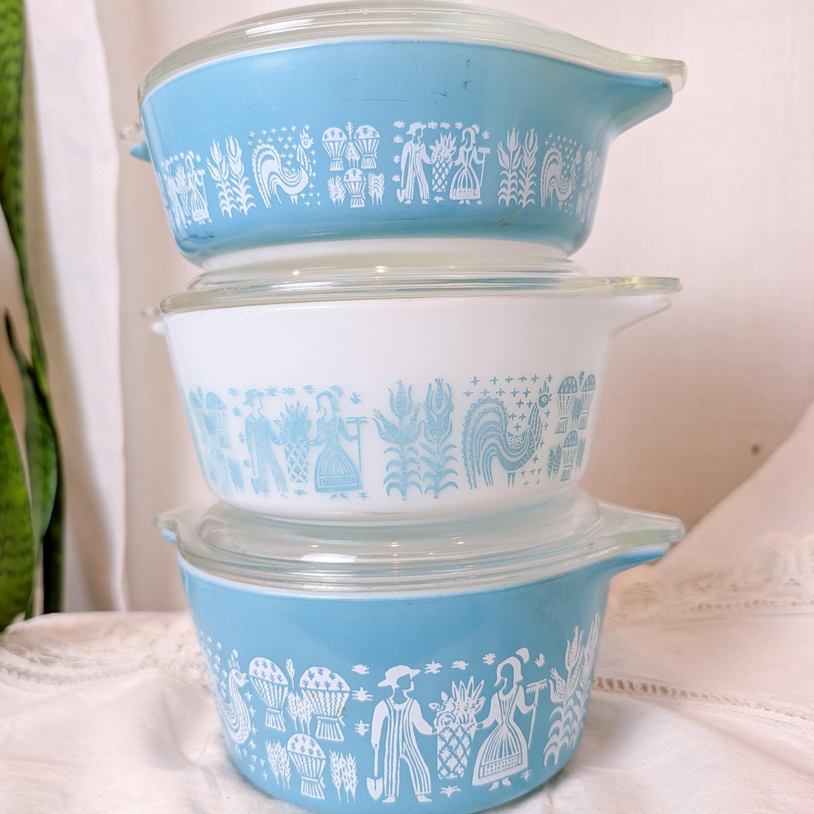 Vintage Pyrex Amish Butterprint Set of Round Casserole Dishes With Lids