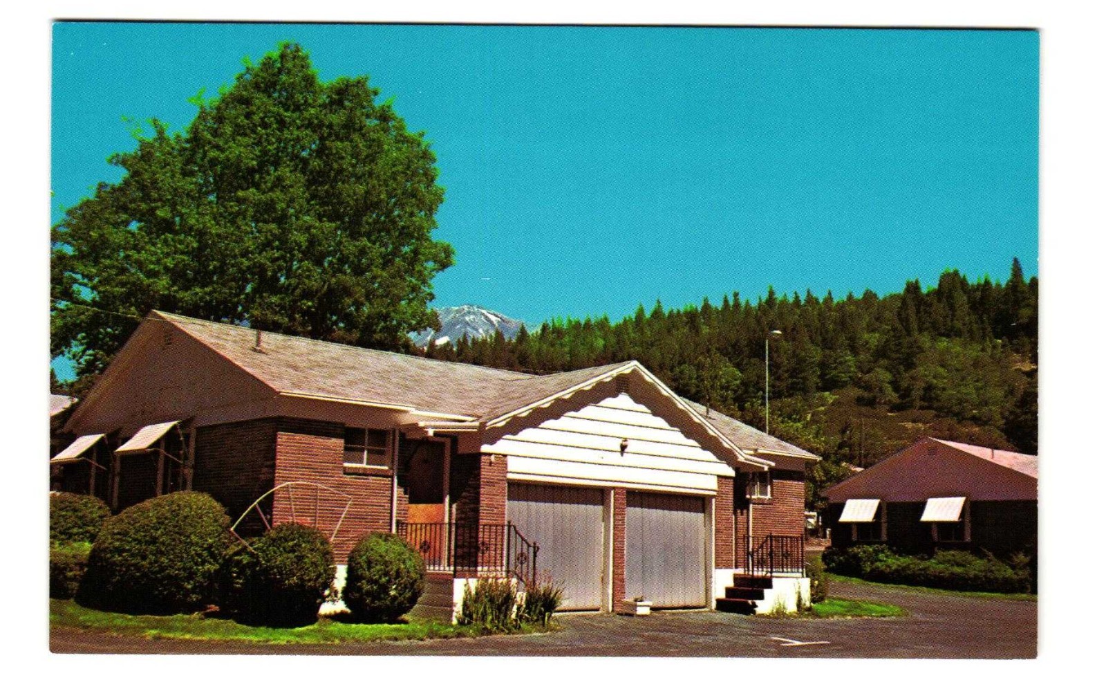 Chandon\'s Motel Mount Shasta CA vintage postcard unposted