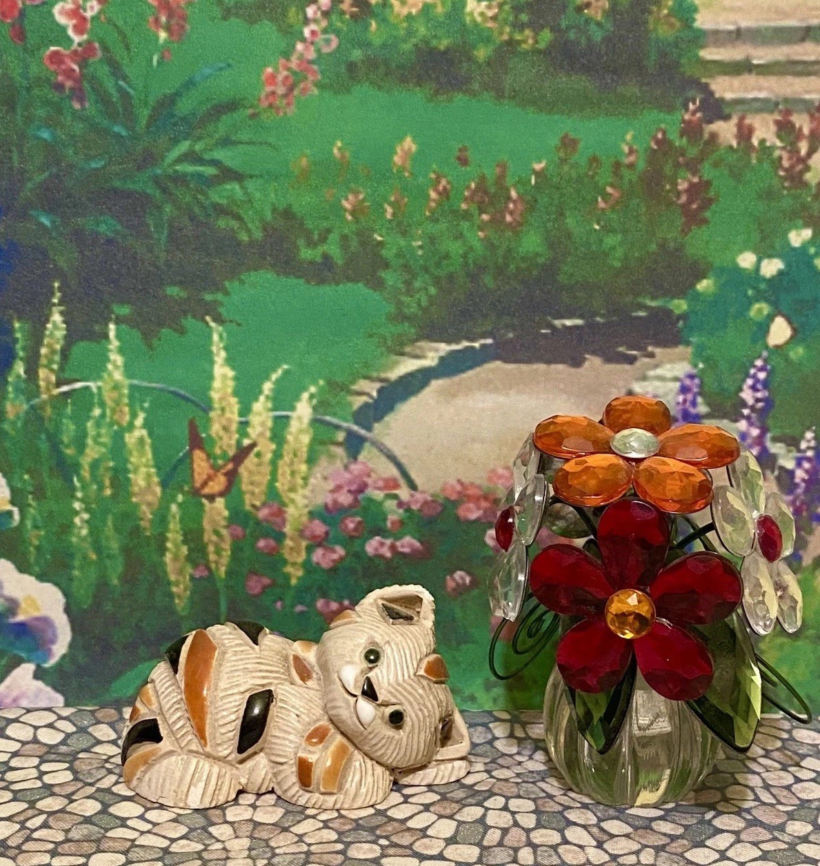 Rinconada Classic Calico Cat flowers Retired Laying Down Pose Garden Crystal ￼