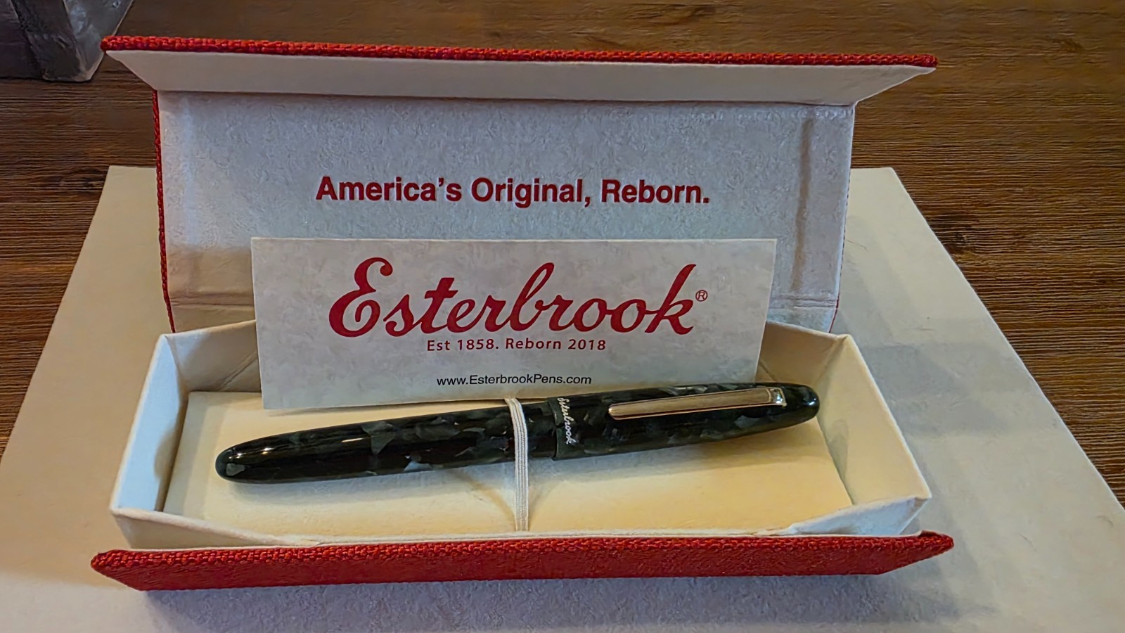 Esterbrook Estie Evergreen Fountain Pen, Gold Plated Medium Nib, With Box Esterbrook Estie Evergreen Fountain Pen, Gold Plated Medium Nib, With Box