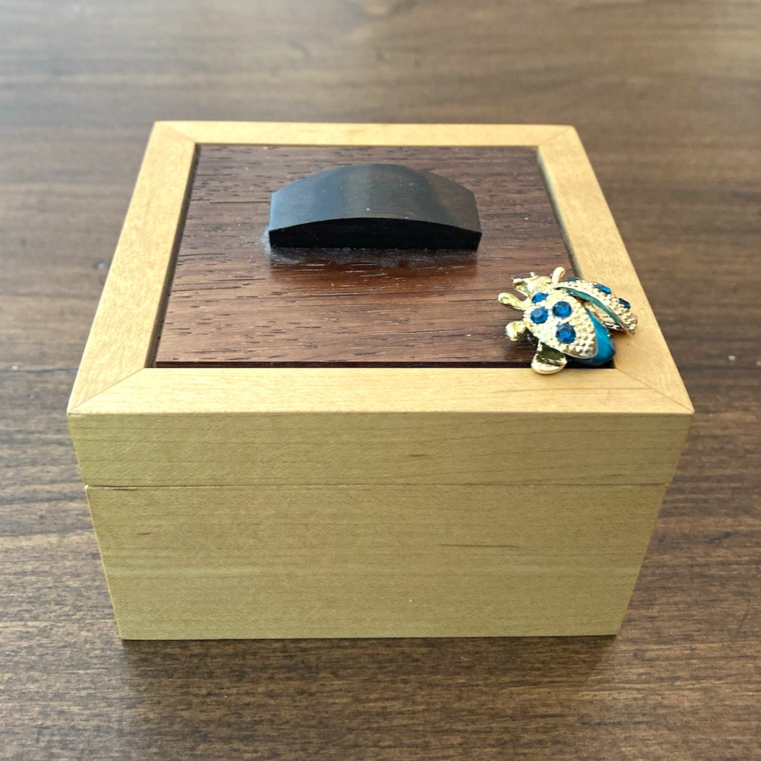 ARTIST CREATED &SIGNED vintage Wooden Trinket Box. Unique ARTIST CREATED &SIGNED vintage Wooden Trinket Box. Unique