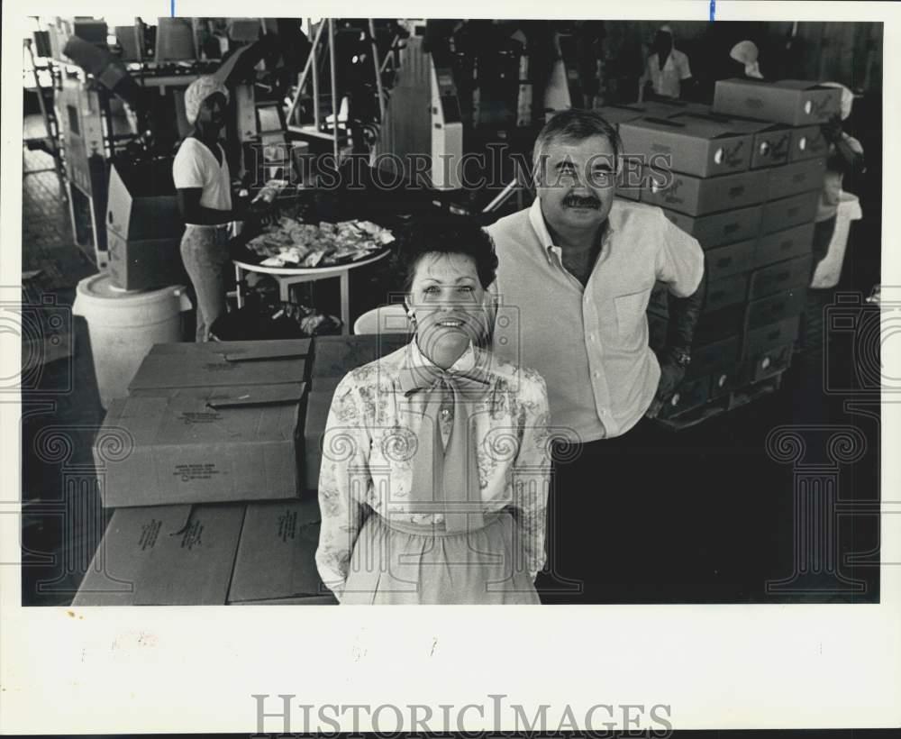 1986 Press Photo Tami Duhe and Ron Zappe in New Potato Chip Factory They Started 1986 Press Photo Tami Duhe and Ron Zappe in New Potato Chip Factory They Started