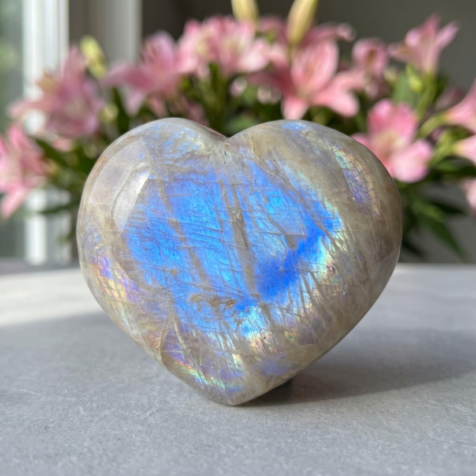 Natural Blue Flash Moonstone Heart Carved Palm Stone Healing Crystal 5-8cm Natural Blue Flash Moonstone Heart Carved Palm Stone Healing Crystal 5-8cm