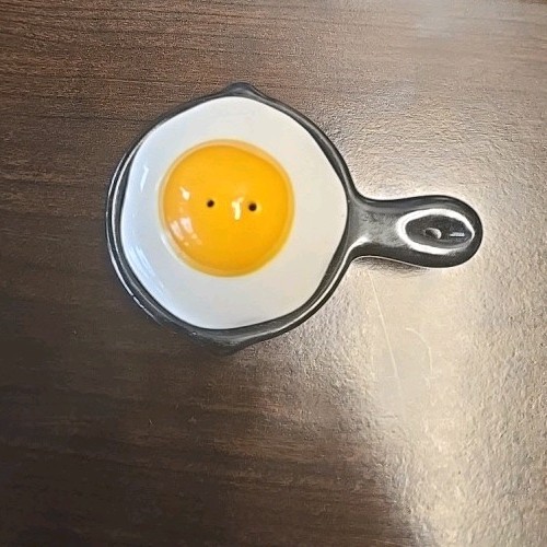 Frying Pan Fried Egg Salt & Pepper Shakers Novelty Frying Pan Fried Egg Salt & Pepper Shakers Novelty