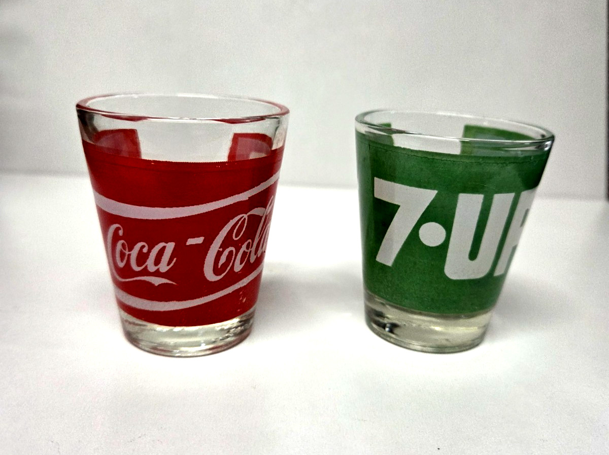Vintage Set of 2 Coca-Cola and 7-UP SHOT GLASSES 1 oz red green Vintage Set of 2 Coca-Cola and 7-UP SHOT GLASSES 1 oz red green