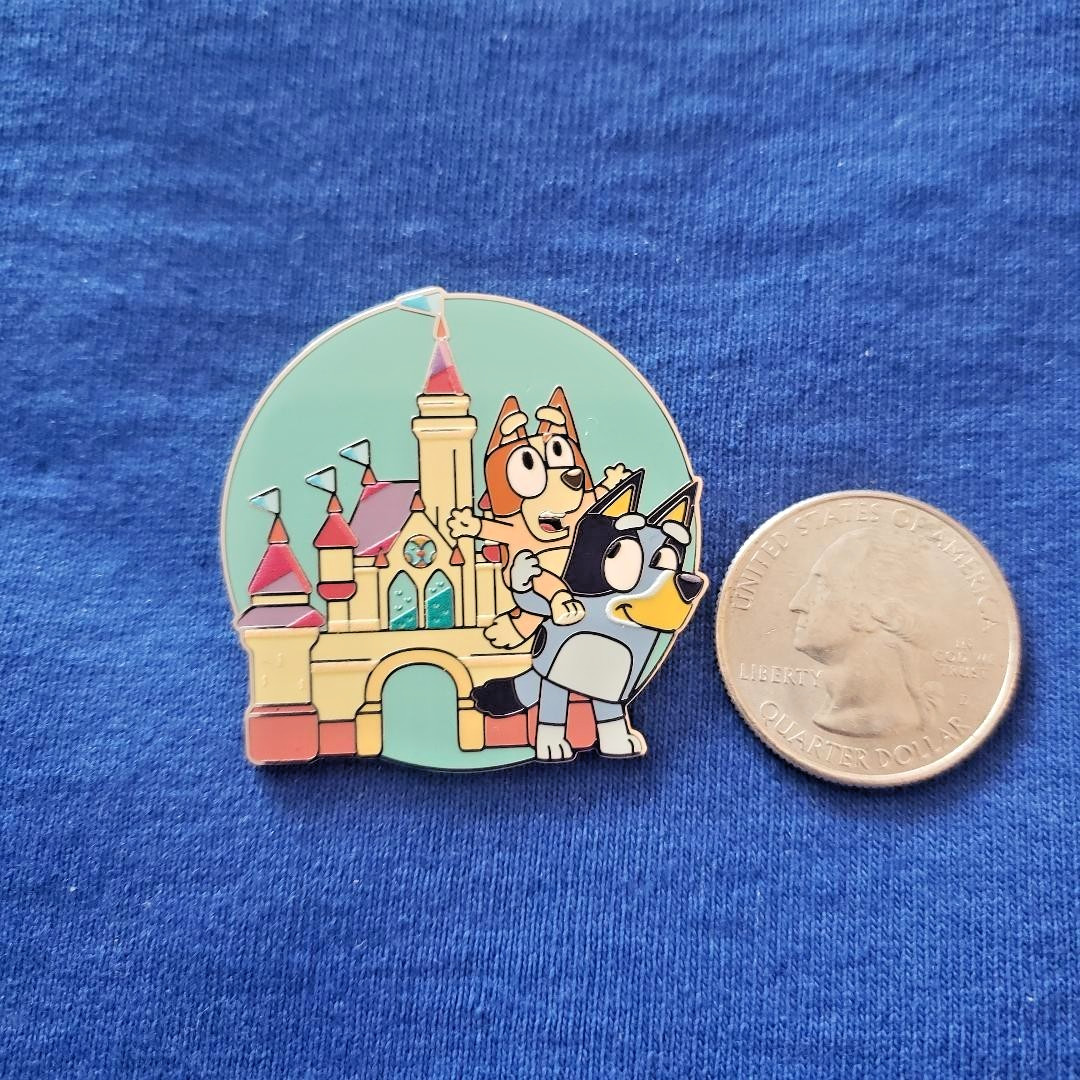 Bluey x Disney Parks - Bluey and Bingo Building a Sandcastle DISNEY PIN