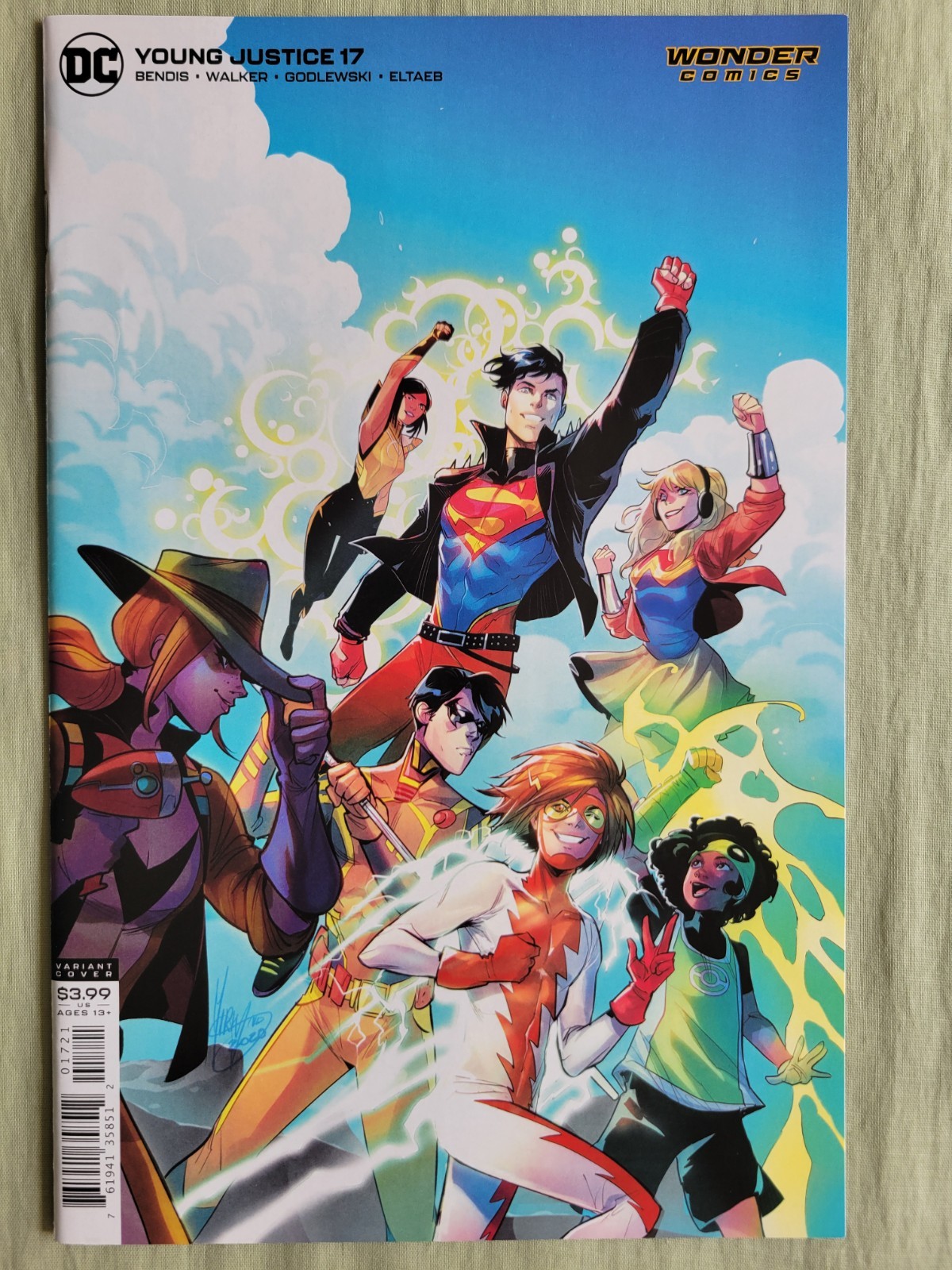 Young Justice #17 (Mirka Andolfo VARIANT Cover) Young Justice #17 (Mirka Andolfo VARIANT Cover)
