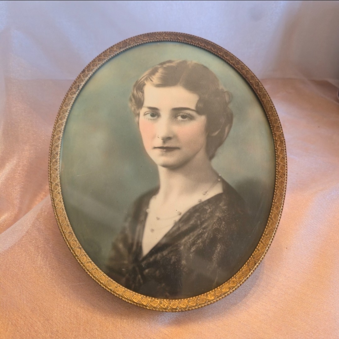 Antique metal oval picture frame with glass Antique metal oval picture frame with glass