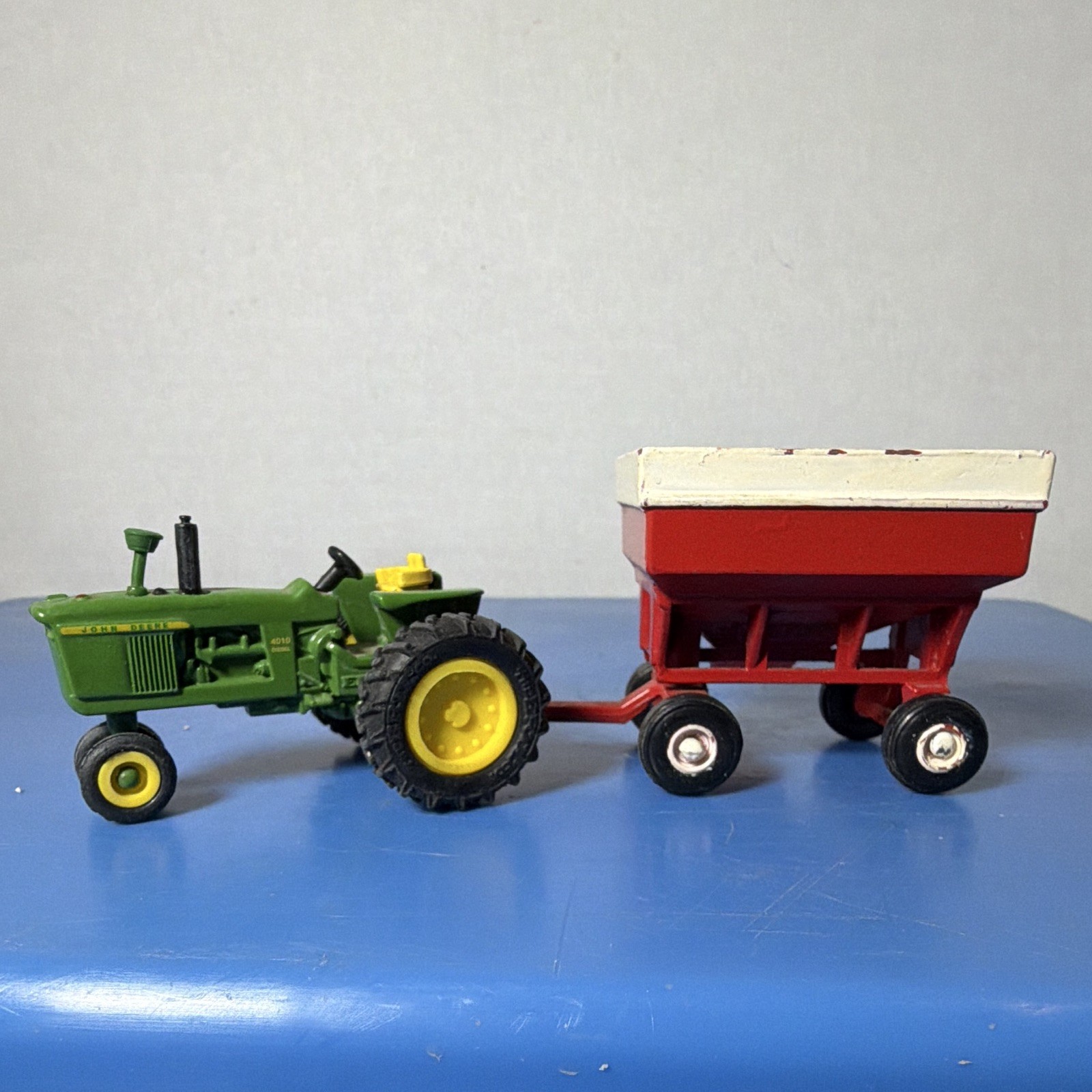 John Deere 4010 1/64 ERTL narrow Diesel Tractor Toy w/ Red Wagon/Agriculture