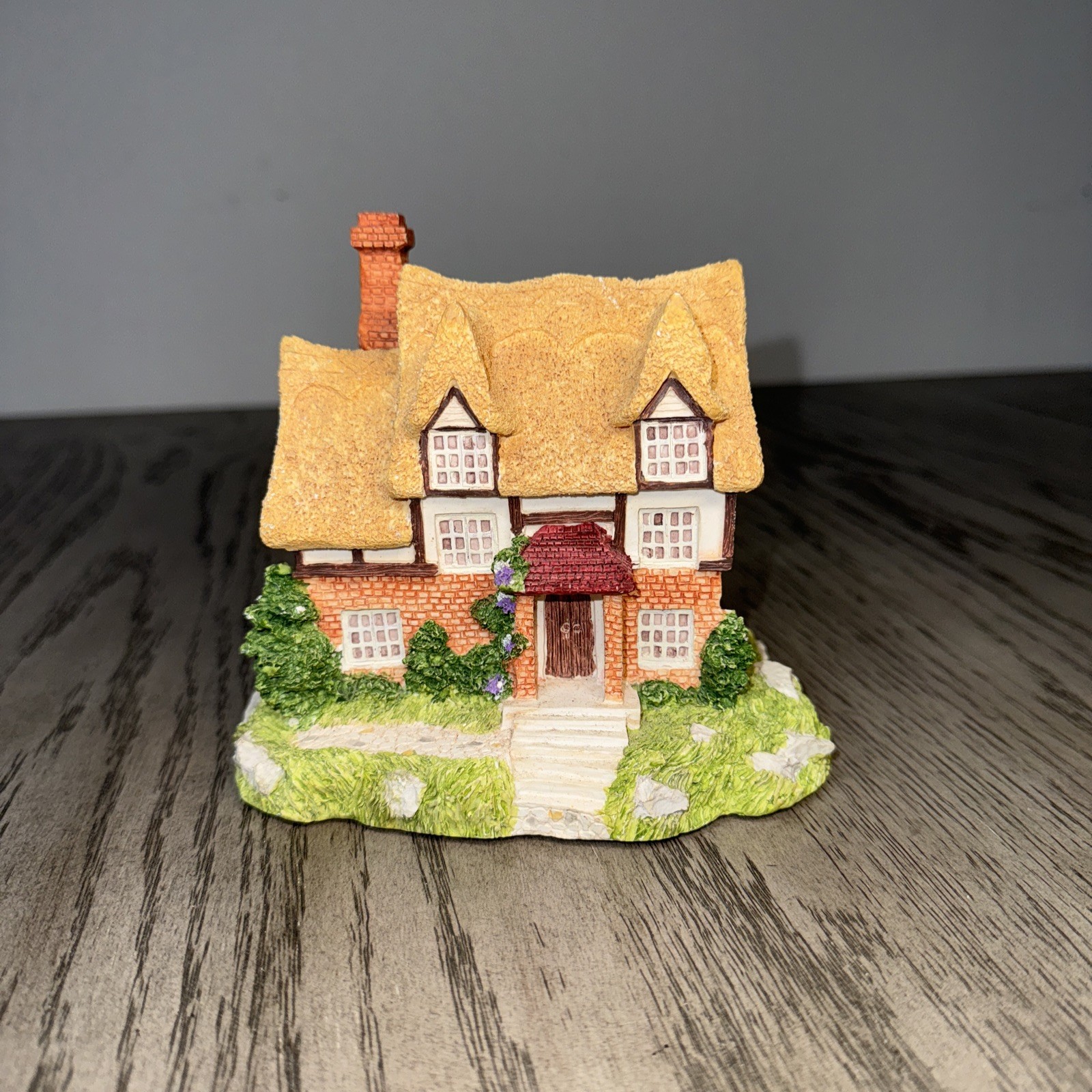 Vintage Olde England\'s Classic Cottage - Somerset Village House Figurine ‘95 Vintage Olde England\'s Classic Cottage - Somerset Village House Figurine ‘95