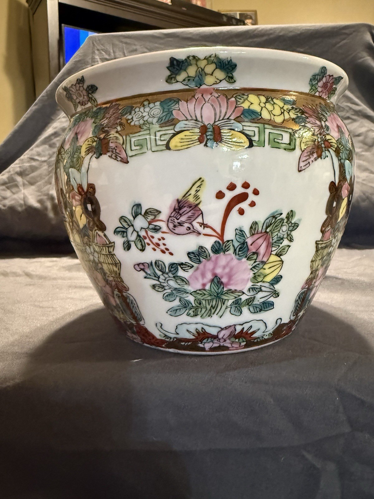 Vintage Chinese Famille Rose Porcelain Fish Bowl Planter Goldfish Inside 6.5\