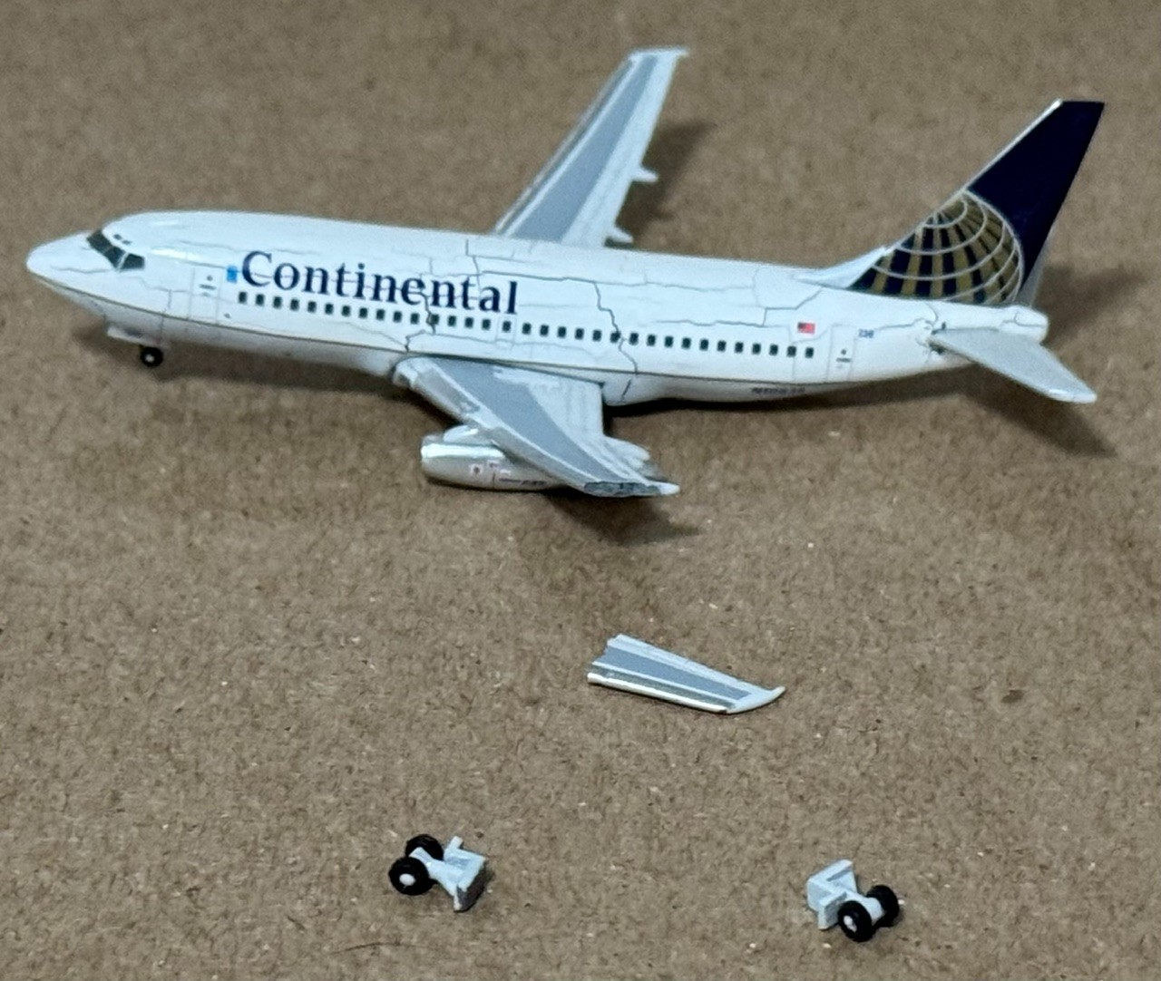 Seattle Model SMAC 1:400 Continental Airlines Boeing 737 N10236 BROKEN Model Seattle Model SMAC 1:400 Continental Airlines Boeing 737 N10236 BROKEN Model