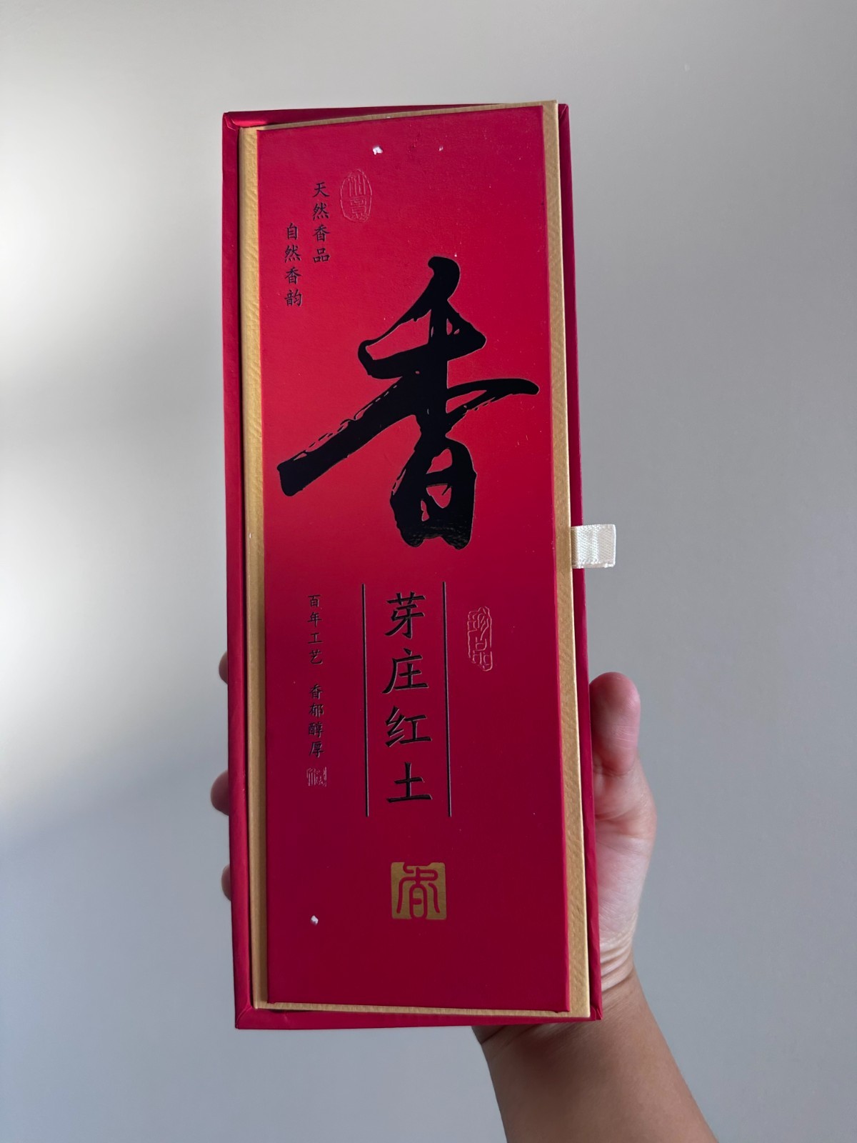 Premium Vietnam Nha Trang Red Earth Agarwood Incense Sticks with Incense Holder Premium Vietnam Nha Trang Red Earth Agarwood Incense Sticks with Incense Holder