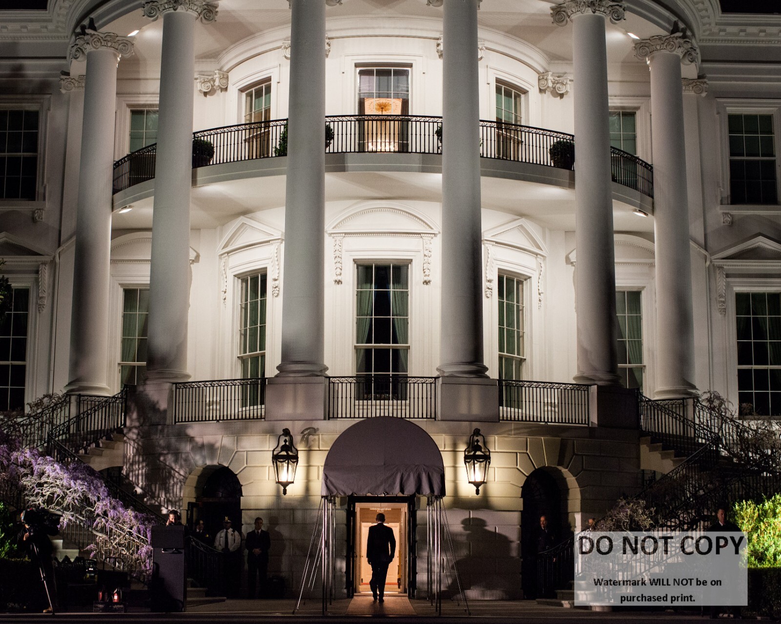 BARACK OBAMA ENTERS SOUTH PORTICO OF WHITE HOUSE IN 2012 - 8X10 PHOTO (ZZ-513)