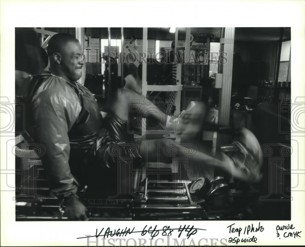 1994 Press Photo Saints Running Back Vaughn Dunbar grimaces in Weight Room 1994 Press Photo Saints Running Back Vaughn Dunbar grimaces in Weight Room