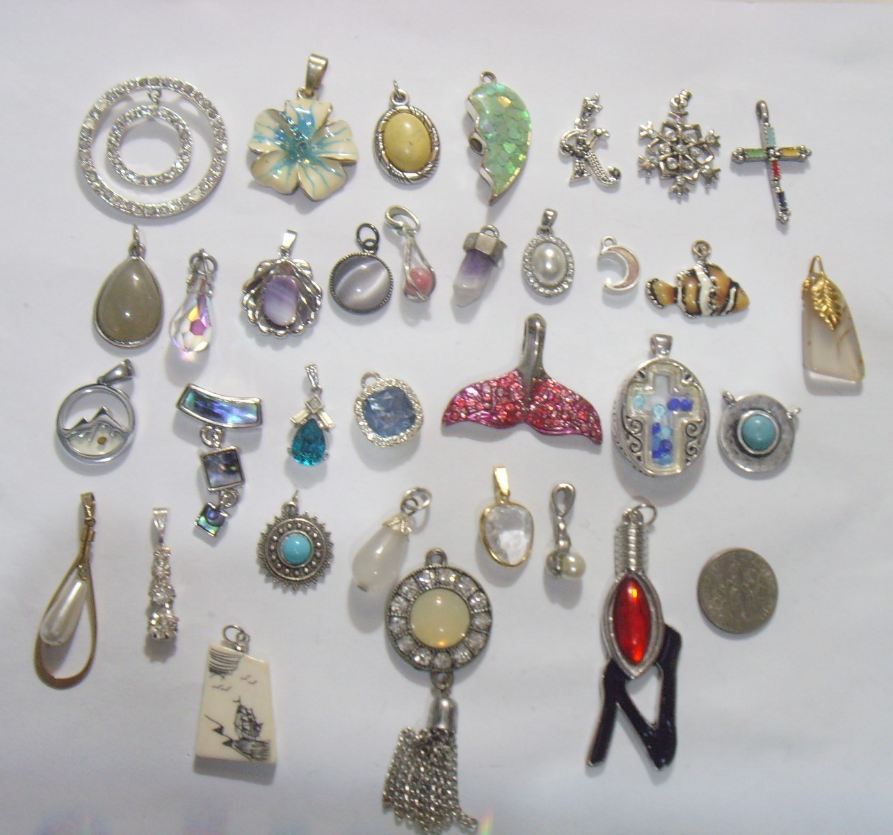 33 vintage assorted jewelry faux gemstones pendants collectors Lot EL1180