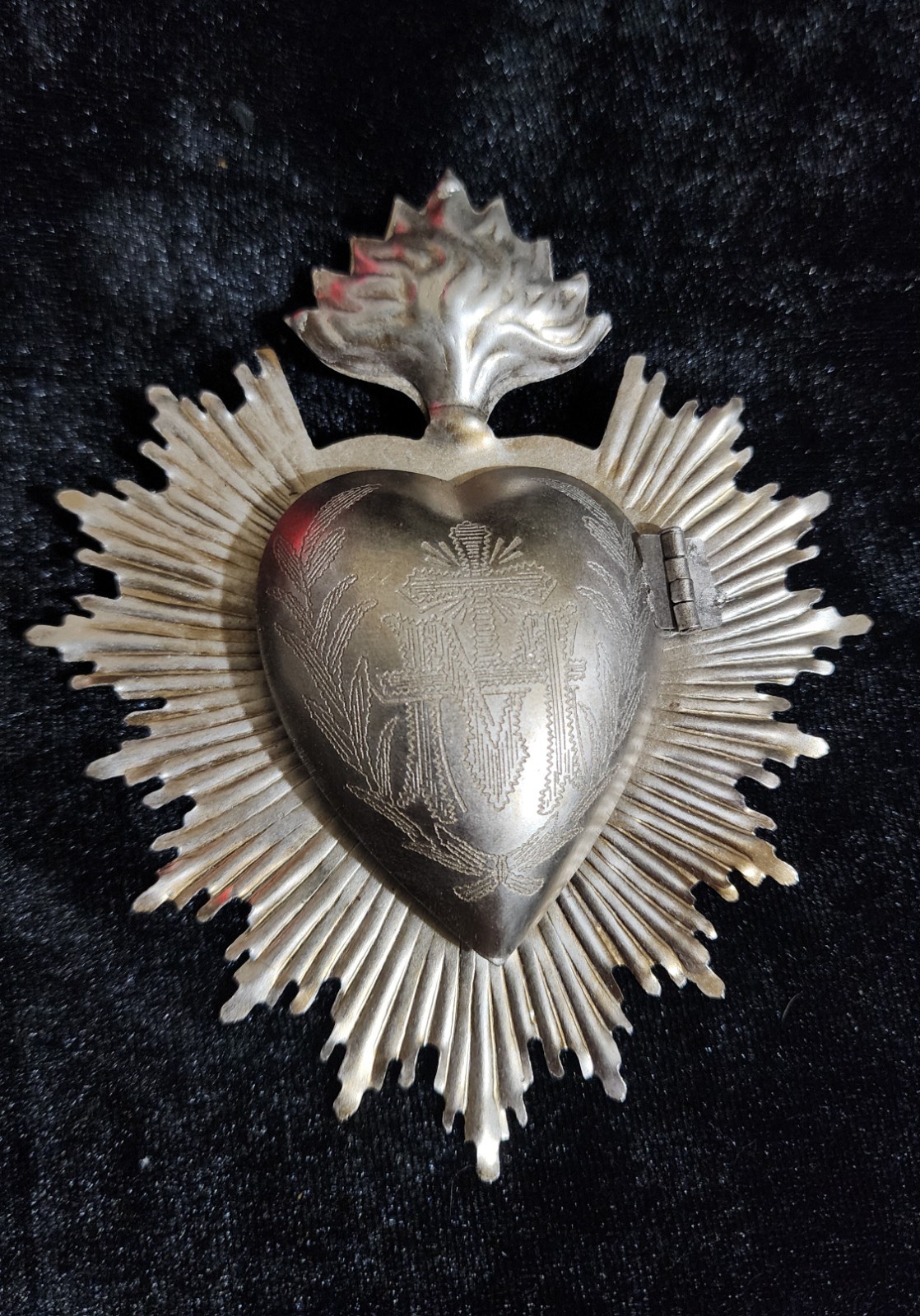 Old-style ex-voto in the shape of the Sacred Heart of Mary 4 in × 5 in. Old-style ex-voto in the shape of the Sacred Heart of Mary 4 in × 5 in.