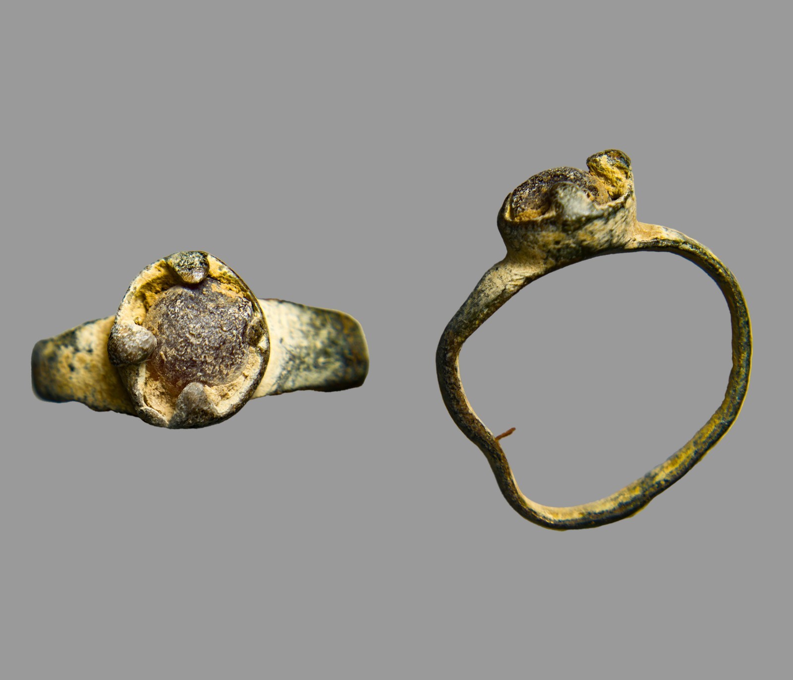 Antiquity c. 100-300 AD Ancient Roman Bronze Ring Size 2.5 Inset Glass Cabochon