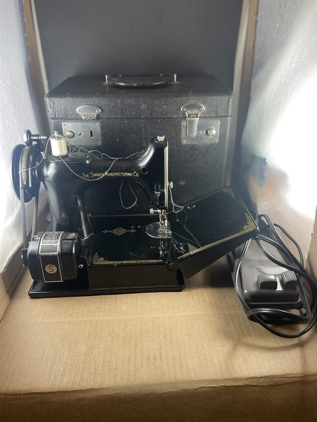 Vintage Singer Featherweight Sewing Machine With Case Pedal Works Tested Cat 3