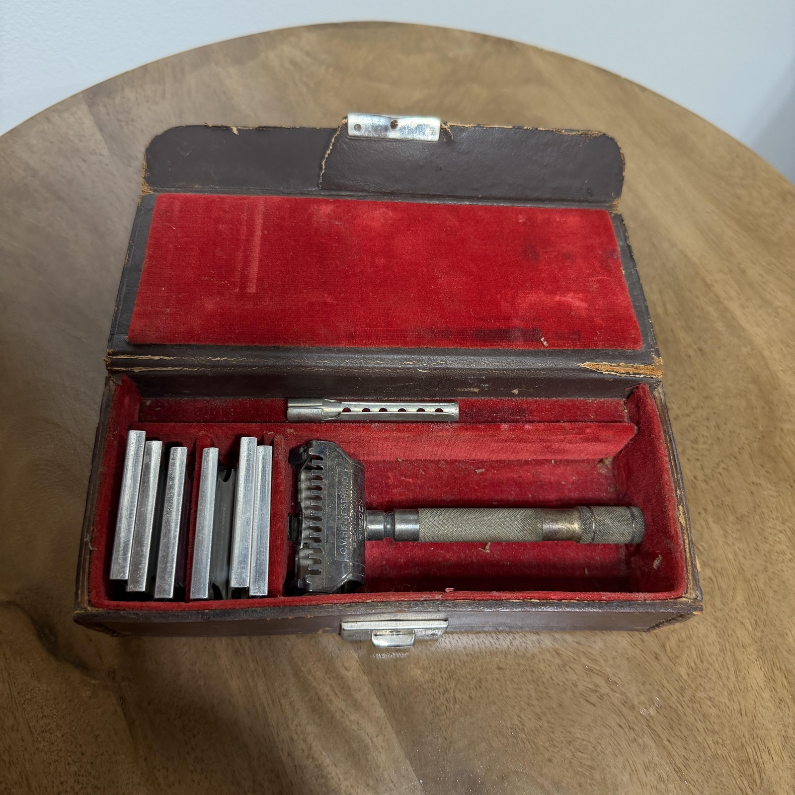 Vintage C.V. Heljestrand Safety Razor Metal Blades Travel Case Eskilstuna Sweden