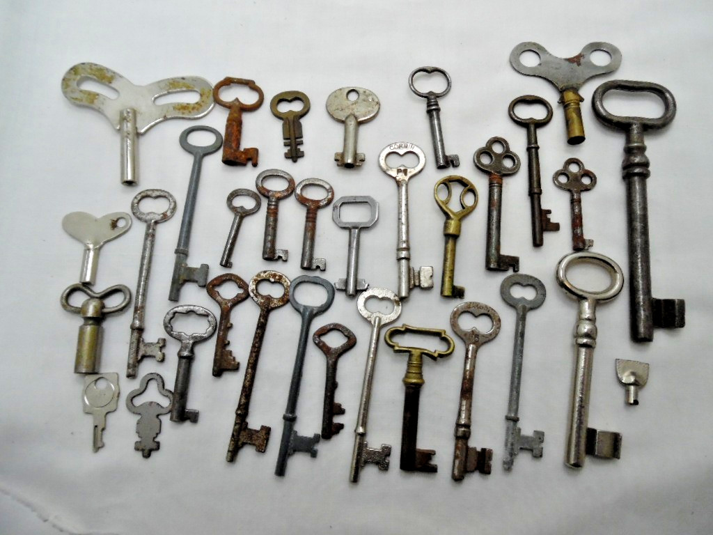 LOT OF 33 ANTIQUE SKELETON KEYS & CLOCK KEYS