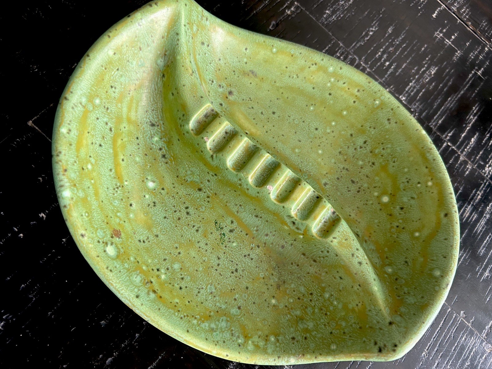 Vintage MCM Ceramic Ashtray Leaf Shape Green Speckled Pattern About 10” Long