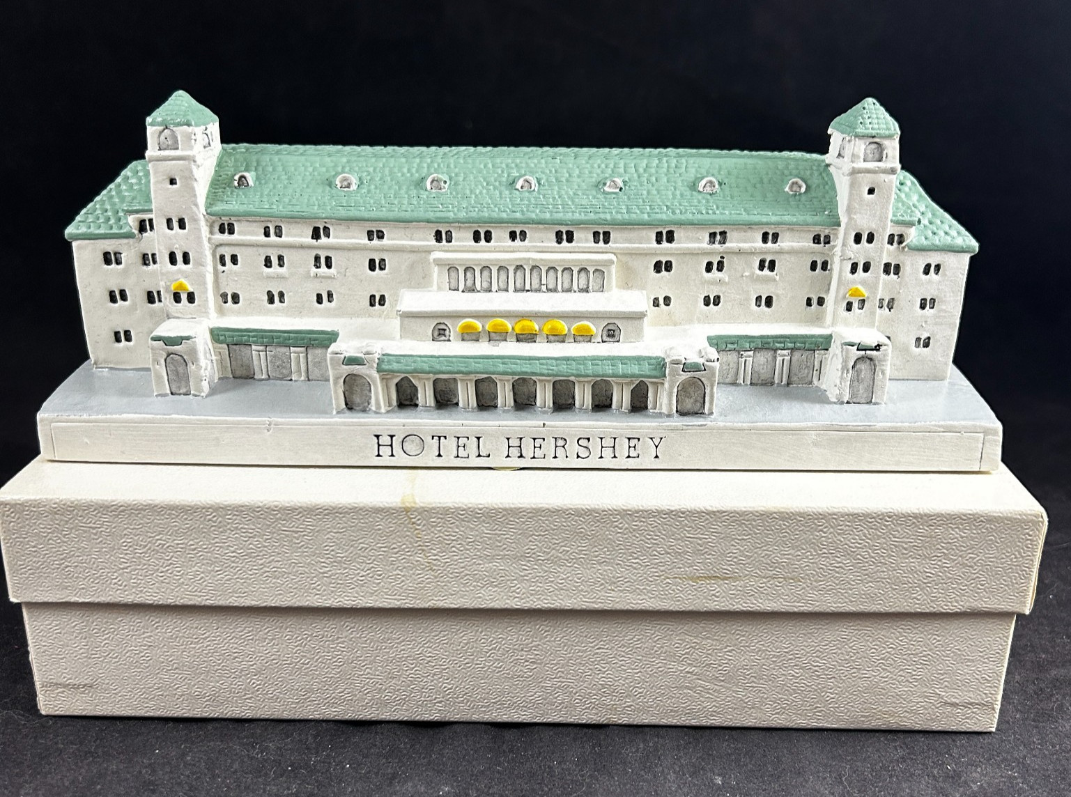 HOTEL HERSHEY STREFF ADVERTISING #d 0646/2000 HANDCRAFTED PORCELAIN REPLICA
