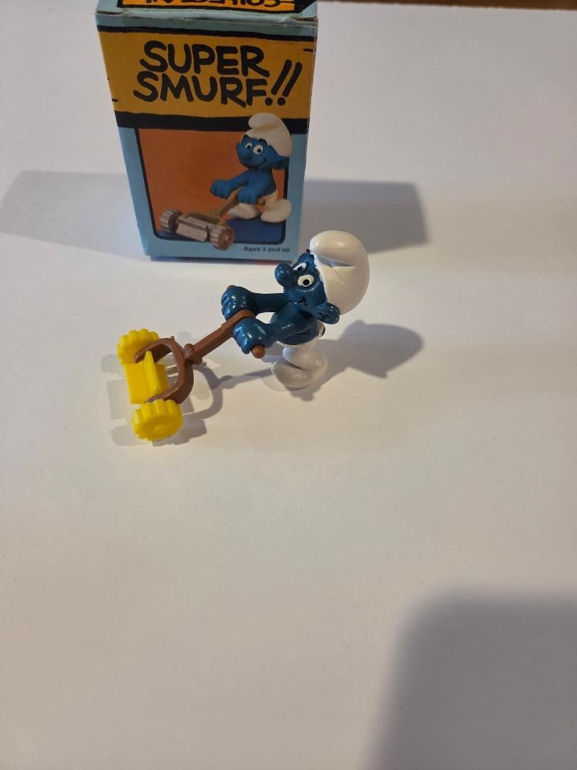 VTG Super Smurf with Lawn Mower Original Packaging 1981 Peyo Schleich Yard Work