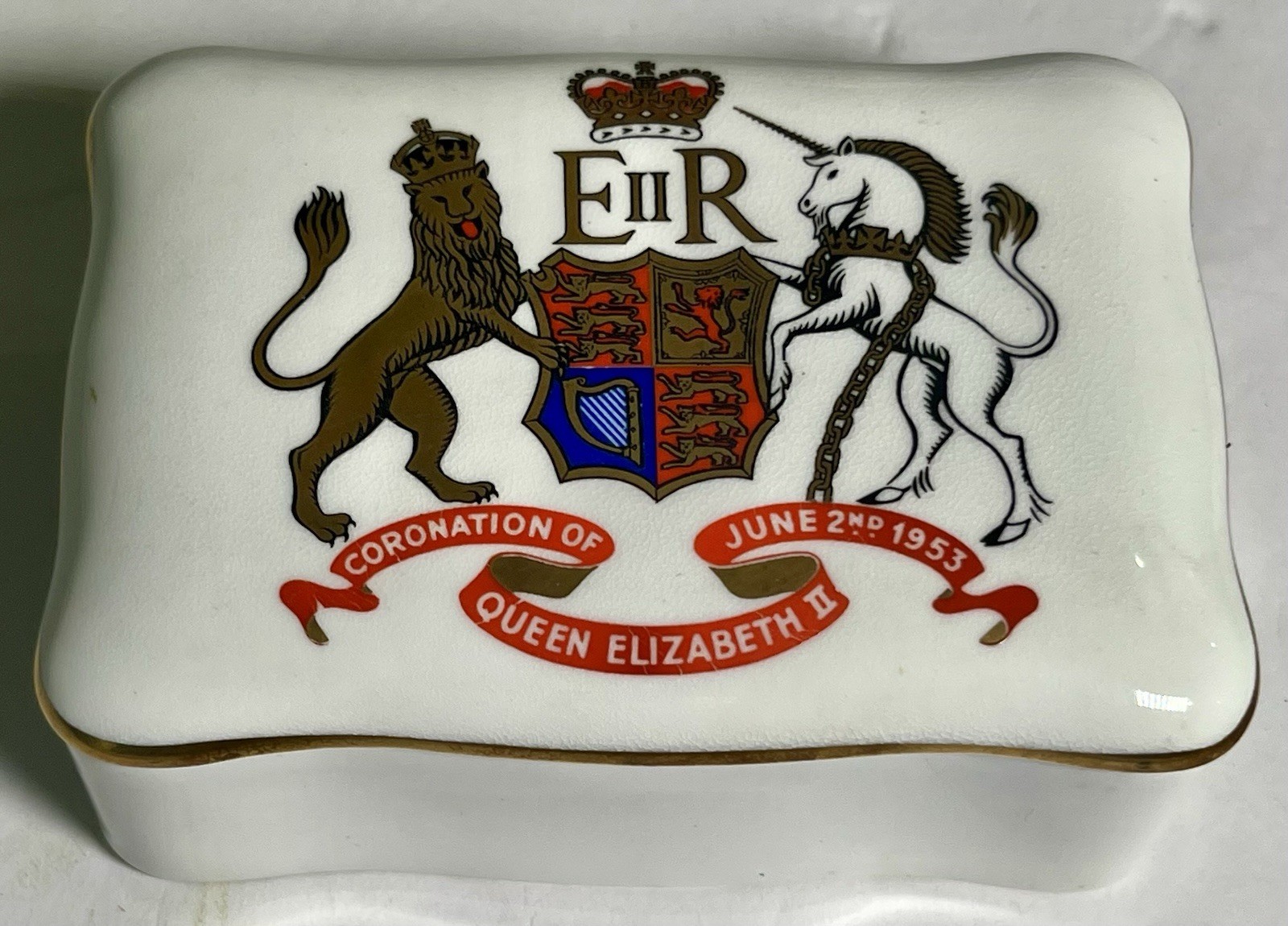 ANTIQUE CROWN STAFFORDSHIRE QUEEN ELIZABETH II CORONATION 1953 TRINKET BOX ANTIQUE CROWN STAFFORDSHIRE QUEEN ELIZABETH II CORONATION 1953 TRINKET BOX