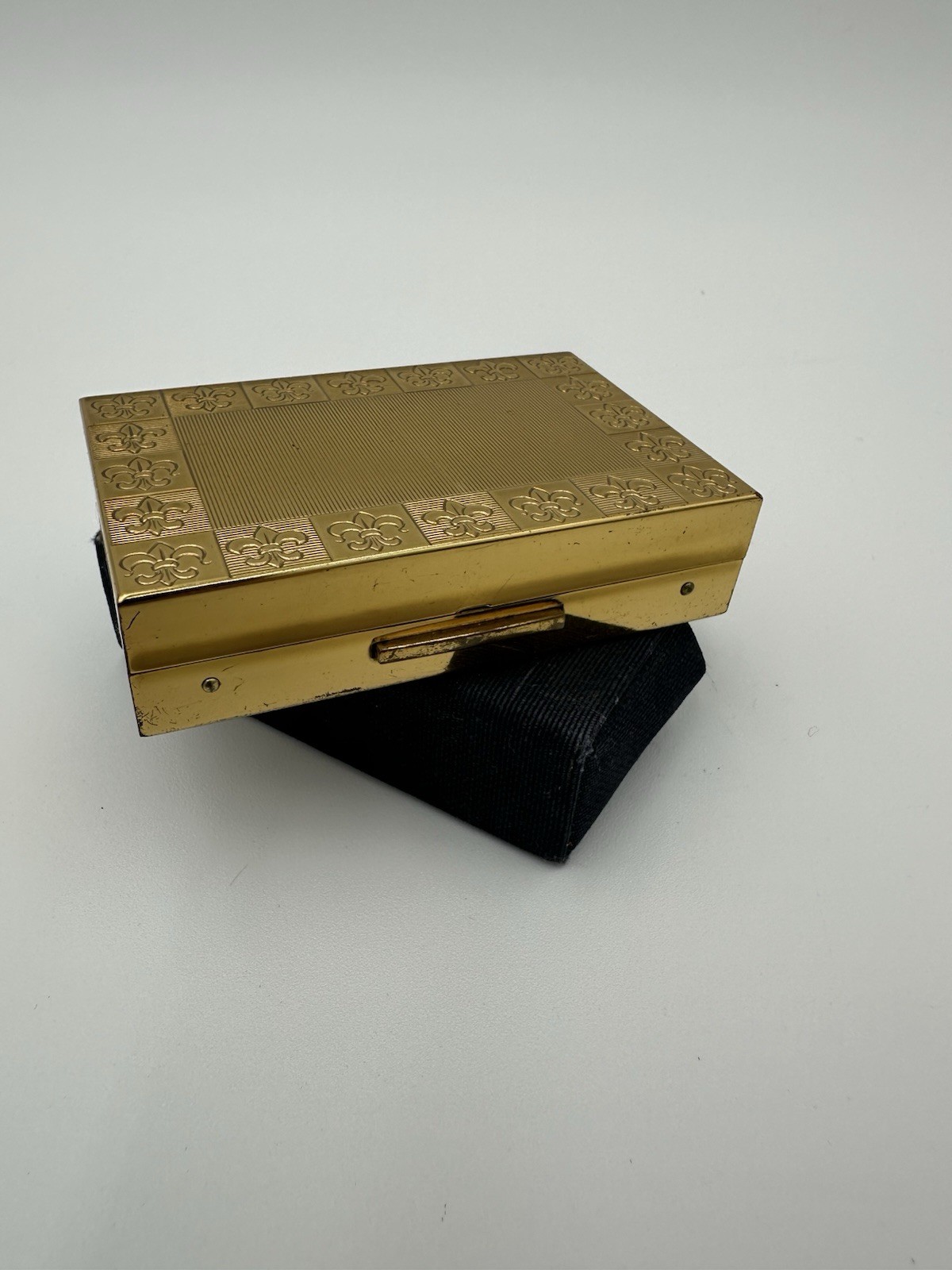 Vintage American Beauty Compact With Music Box, Made in USA Elgin Gold tone Vintage American Beauty Compact With Music Box, Made in USA Elgin Gold tone