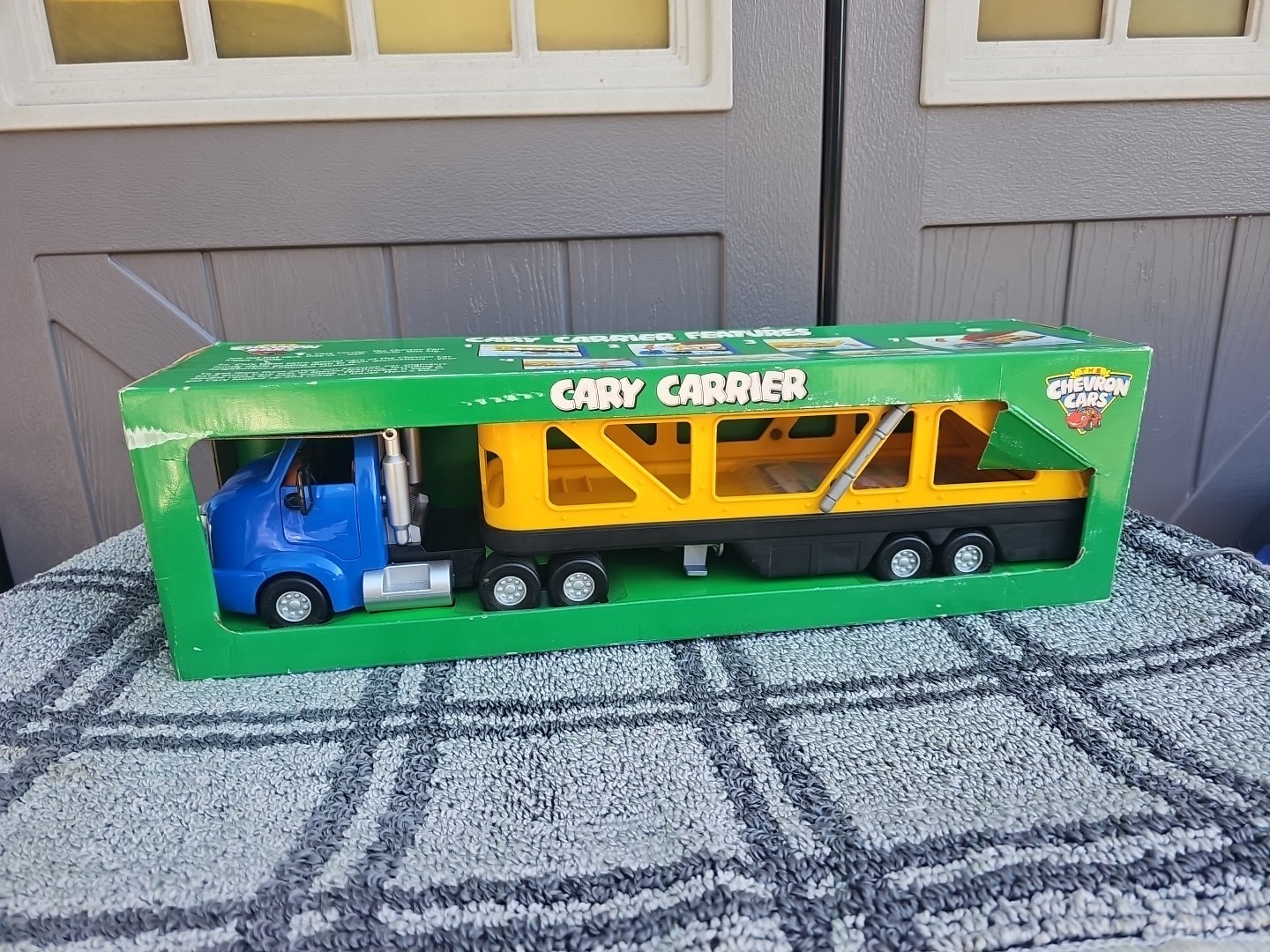 VINTAGE Cary Carrier - The Chevron Cars Collectible Toys NOS w/Owner\'s Manual VINTAGE Cary Carrier - The Chevron Cars Collectible Toys NOS w/Owner\'s Manual