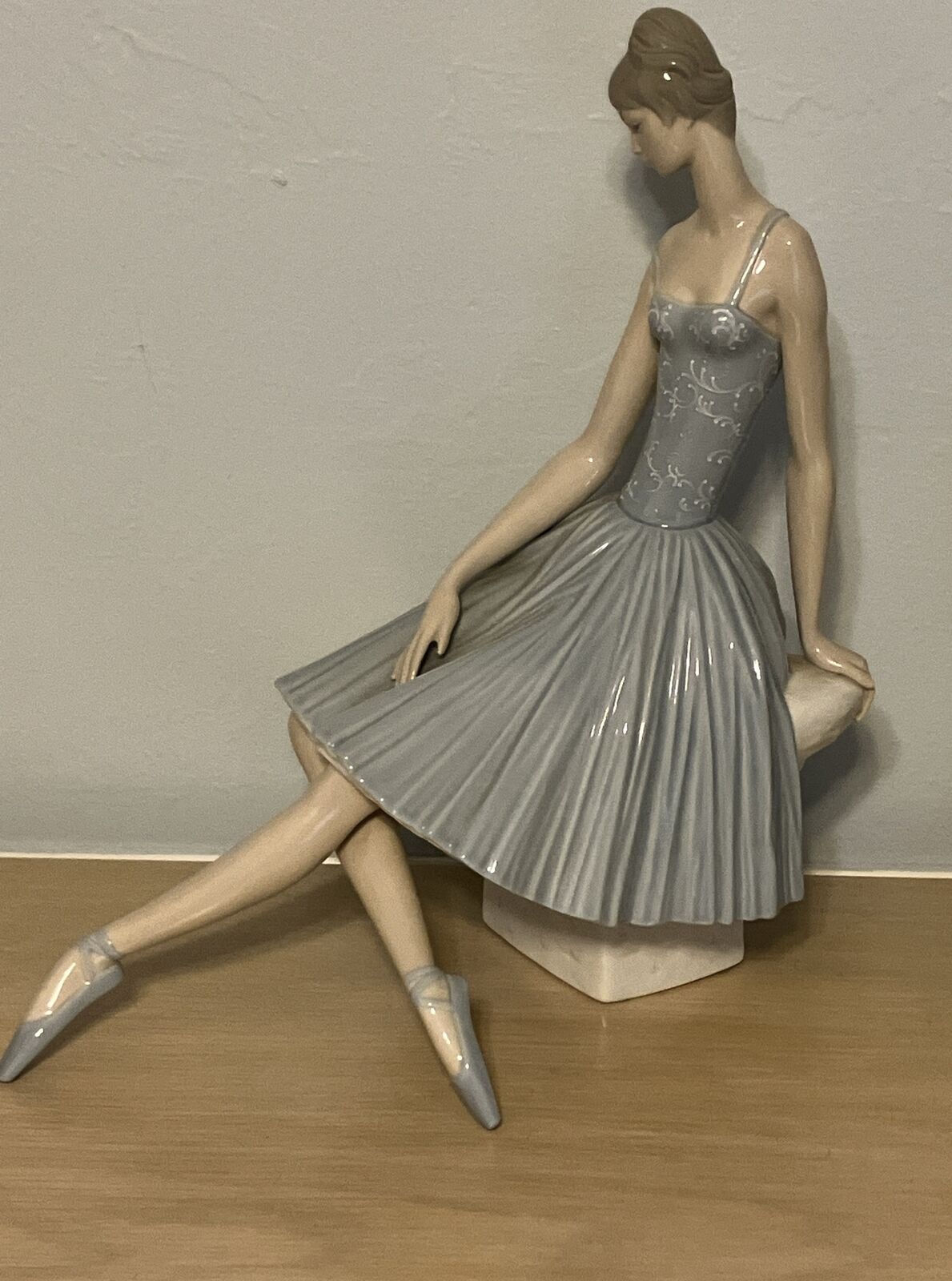 Rare Lladro ballerina  #4559 Retired  Waiting Backstage 14+” Tall.  No Chips.