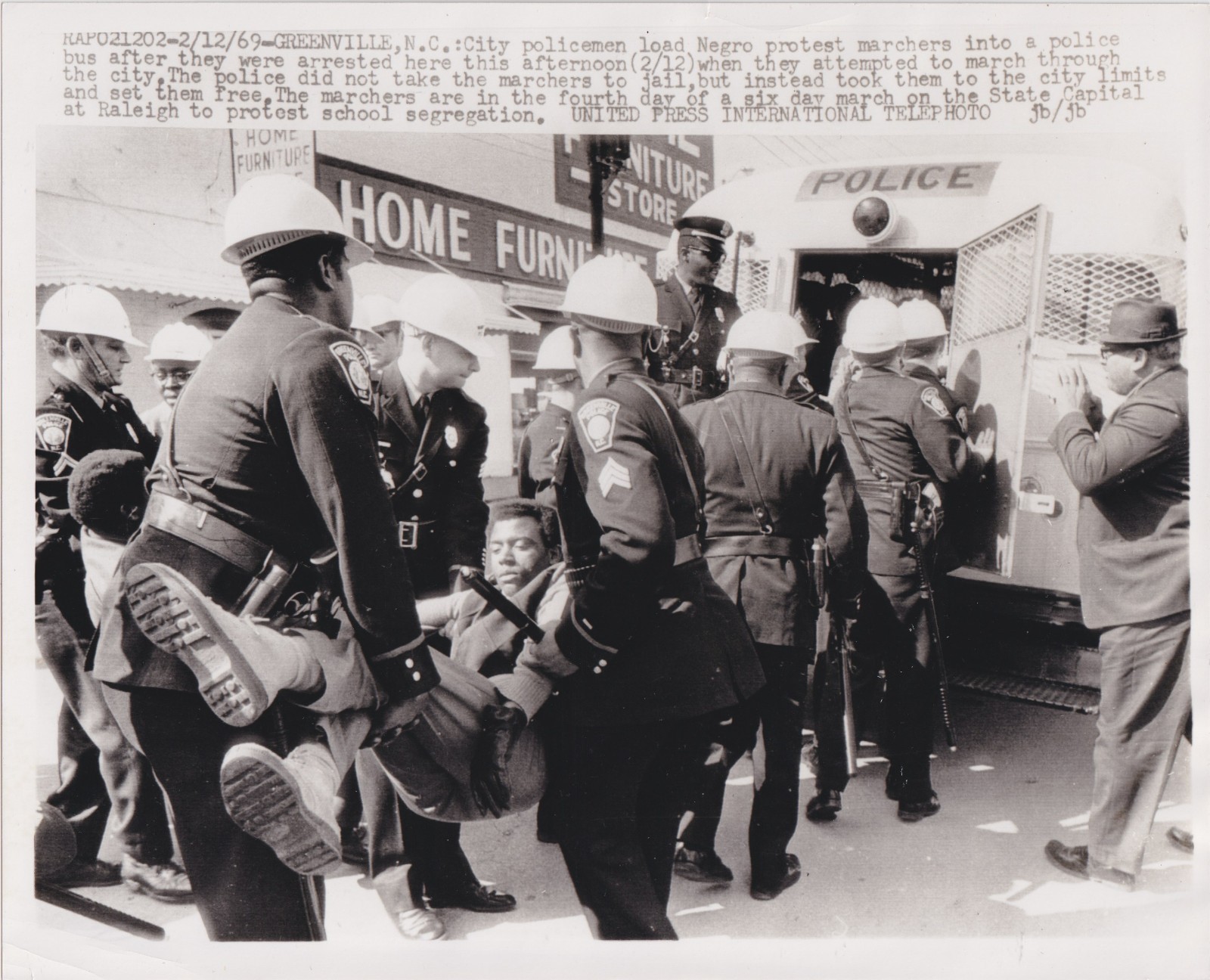 CIVIL RIGHTS PROTESTORS ARRESTED in GREENVILLE NC * VINTAGE 1969 NC photo