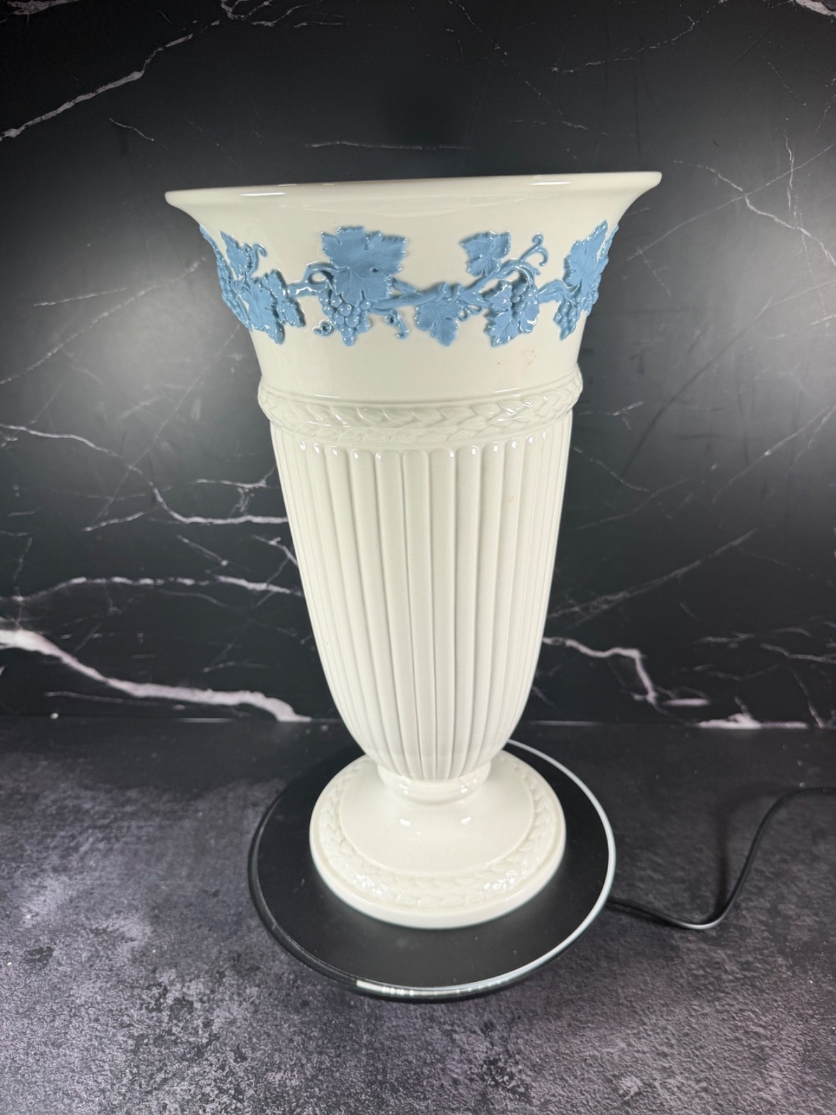 VTG 1960s WEDGWOOD ENGLAND QUEENSWARE 13”H BLUE ON CREAM COLOR TRUMPET VASE