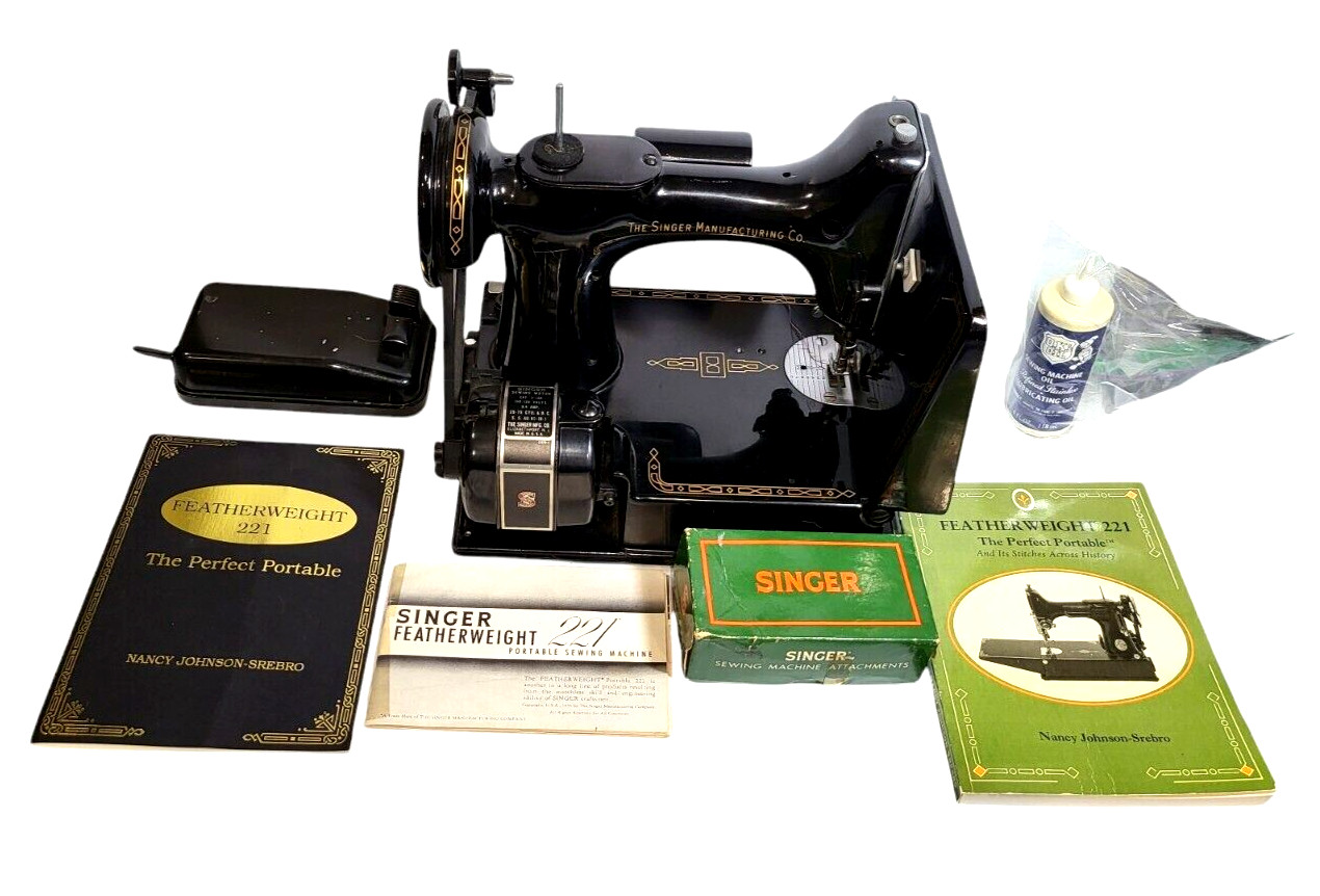 Beautiful Vintage FEATHERWEIGHT 221 SINGER Sewing Machine +CASE & MORE AM787977 Beautiful Vintage FEATHERWEIGHT 221 SINGER Sewing Machine +CASE & MORE AM787977