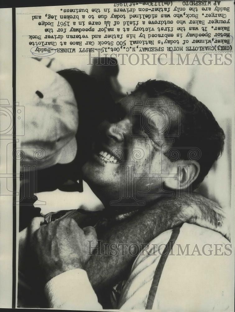 1967 Press Photo Car Racing - Buddy Baker Wins National 500 Hugged by Dad 1967 Press Photo Car Racing - Buddy Baker Wins National 500 Hugged by Dad