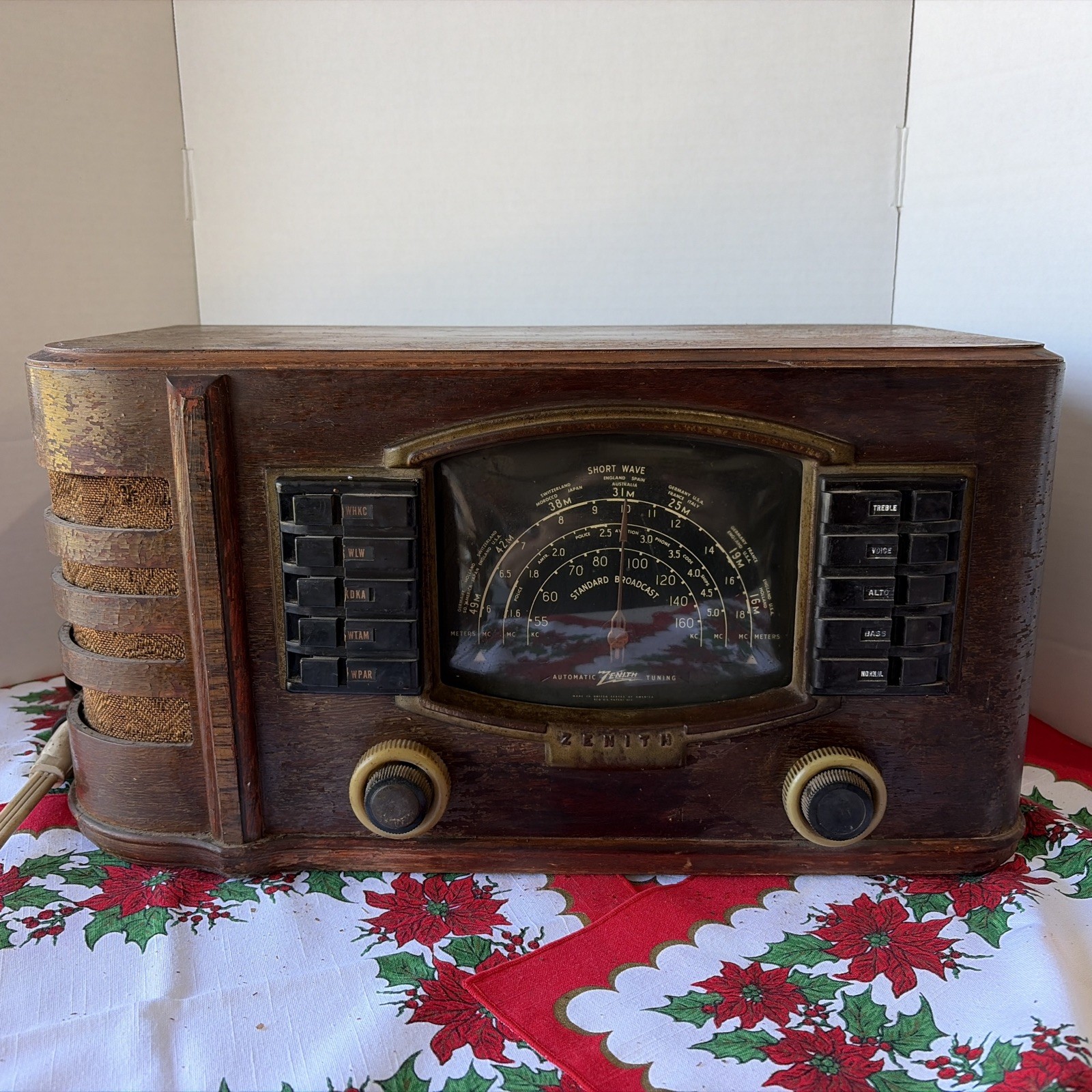 Antique Zenith 7S633 Radio Light Turns On No Sound Beautiful Wood Box.