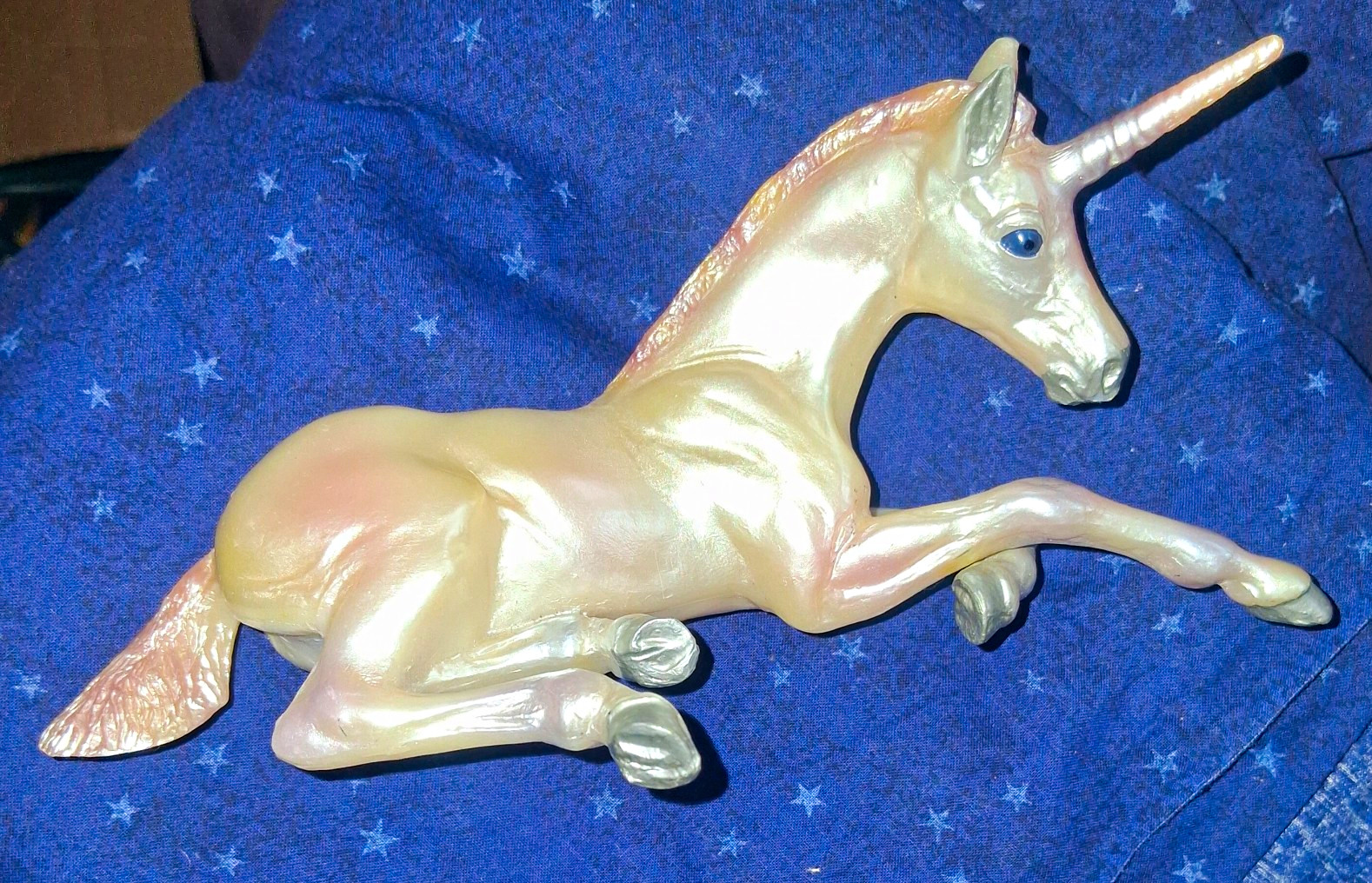 Breyer Unicorn Horse Figurine Pearlescent/Iridescent White Lying Down 2008 Breyer Unicorn Horse Figurine Pearlescent/Iridescent White Lying Down 2008