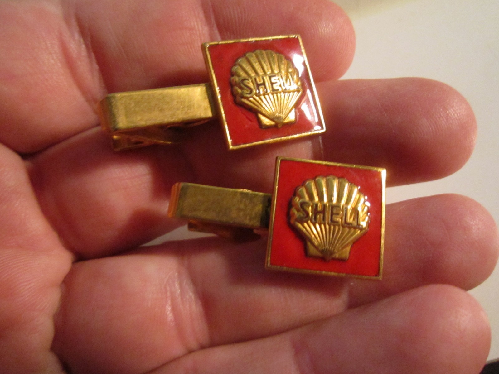 2 VINTAGE SHELL OIL TIE PINS - HEAVY - OFC-T7 2 VINTAGE SHELL OIL TIE PINS - HEAVY - OFC-T7