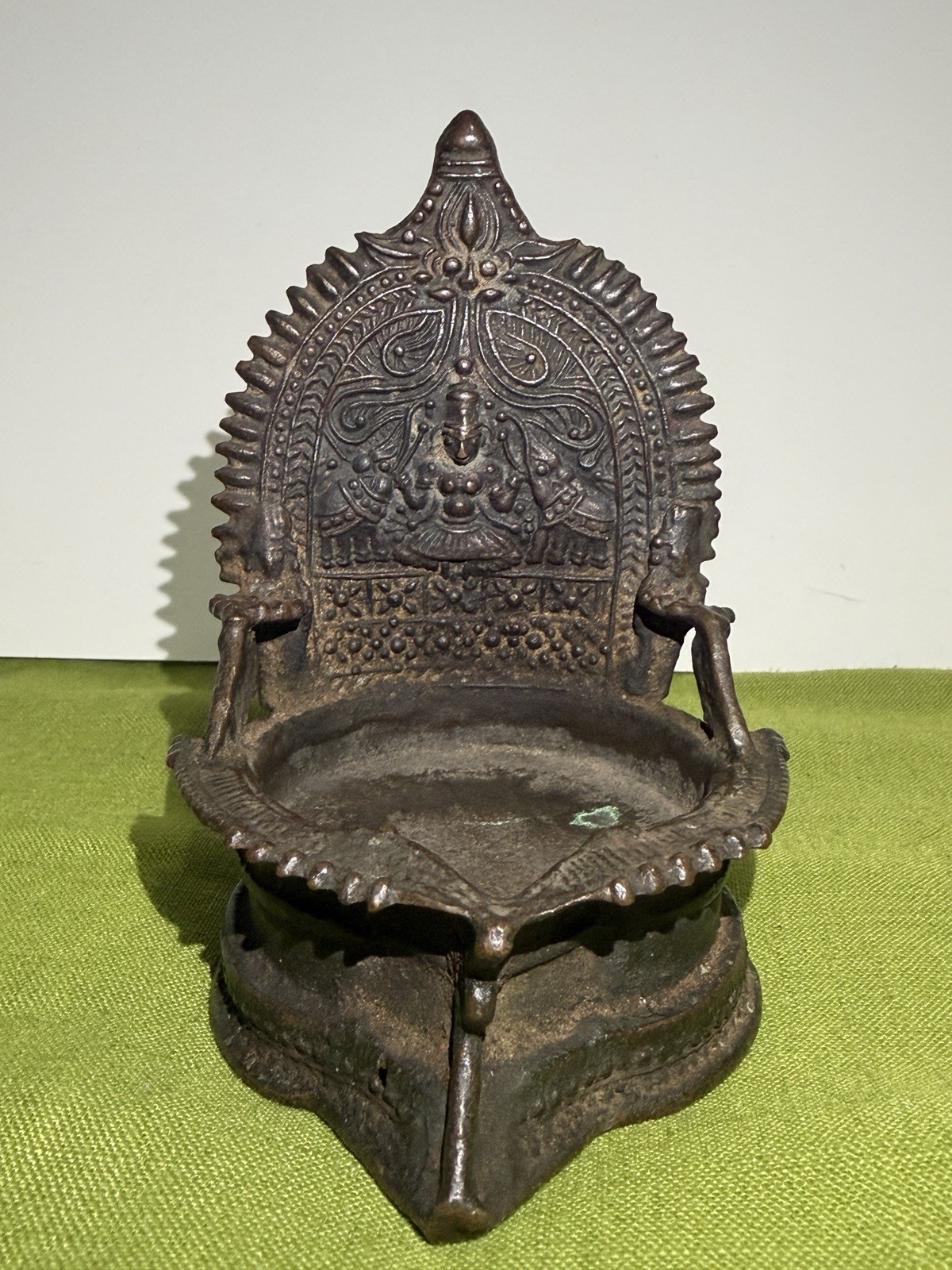 Antique Indian Gaja Lakshmi Bronze Oil Lamp Vintage Hindu Diya Religious Temple Antique Indian Gaja Lakshmi Bronze Oil Lamp Vintage Hindu Diya Religious Temple