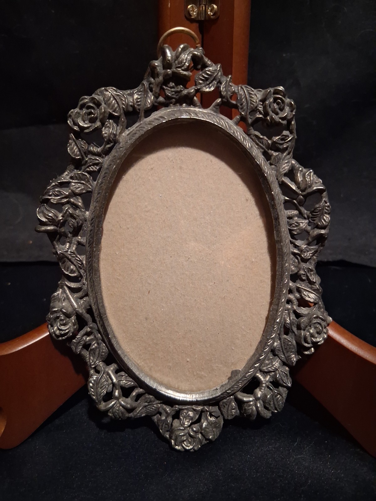 Vintahe Ornate Victorian Metal Oval Hanging Picture Frame Vintahe Ornate Victorian Metal Oval Hanging Picture Frame