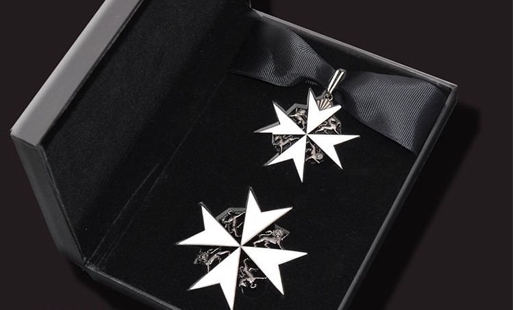 2pcs UK Knights Commander's Cross Medals The Order of St. John with Case Replica 2pcs UK Knights Commander's Cross Medals The Order of St. John with Case Replica