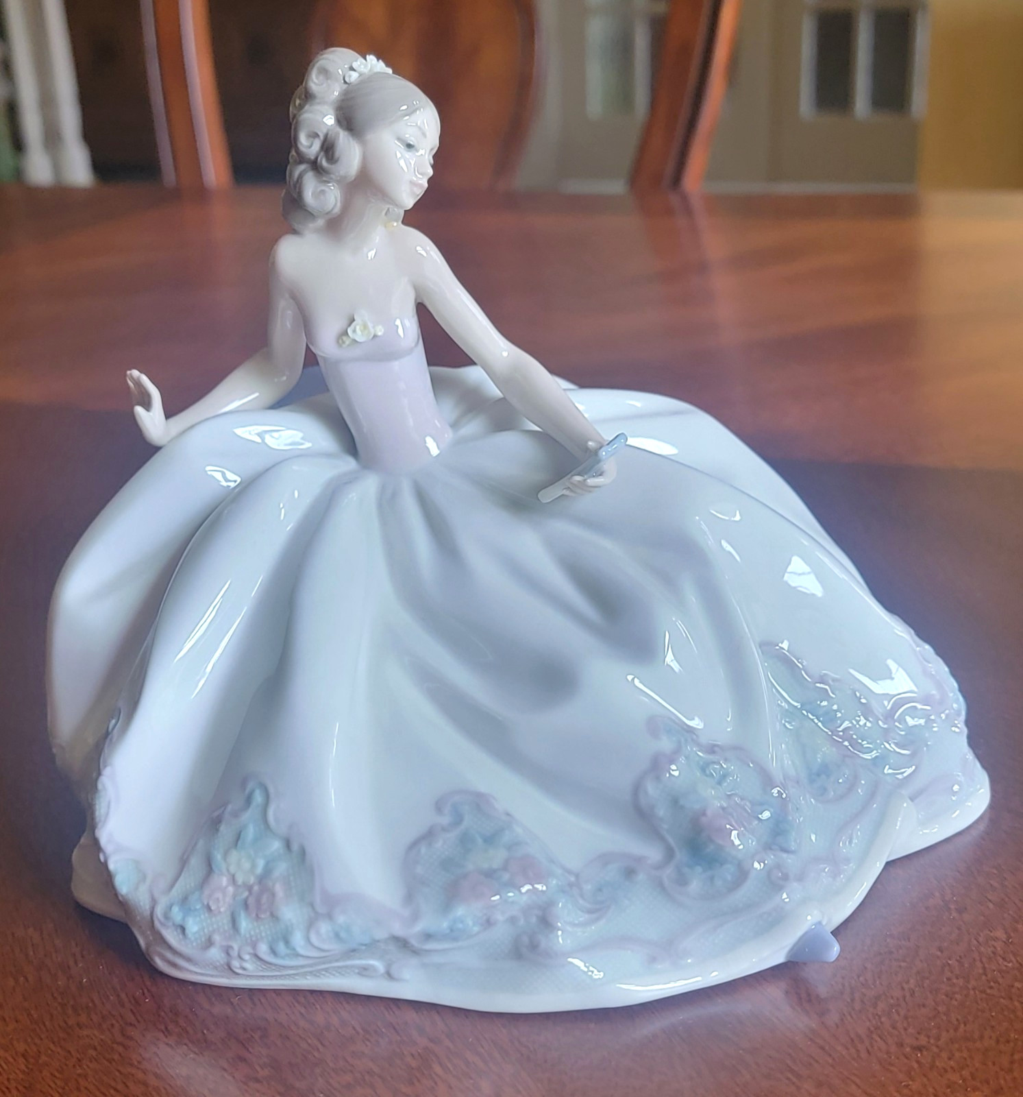 Lladro AT THE BALL 5859 Young Woman in Flowing Gown with Ornamentation - Mint Lladro AT THE BALL 5859 Young Woman in Flowing Gown with Ornamentation - Mint